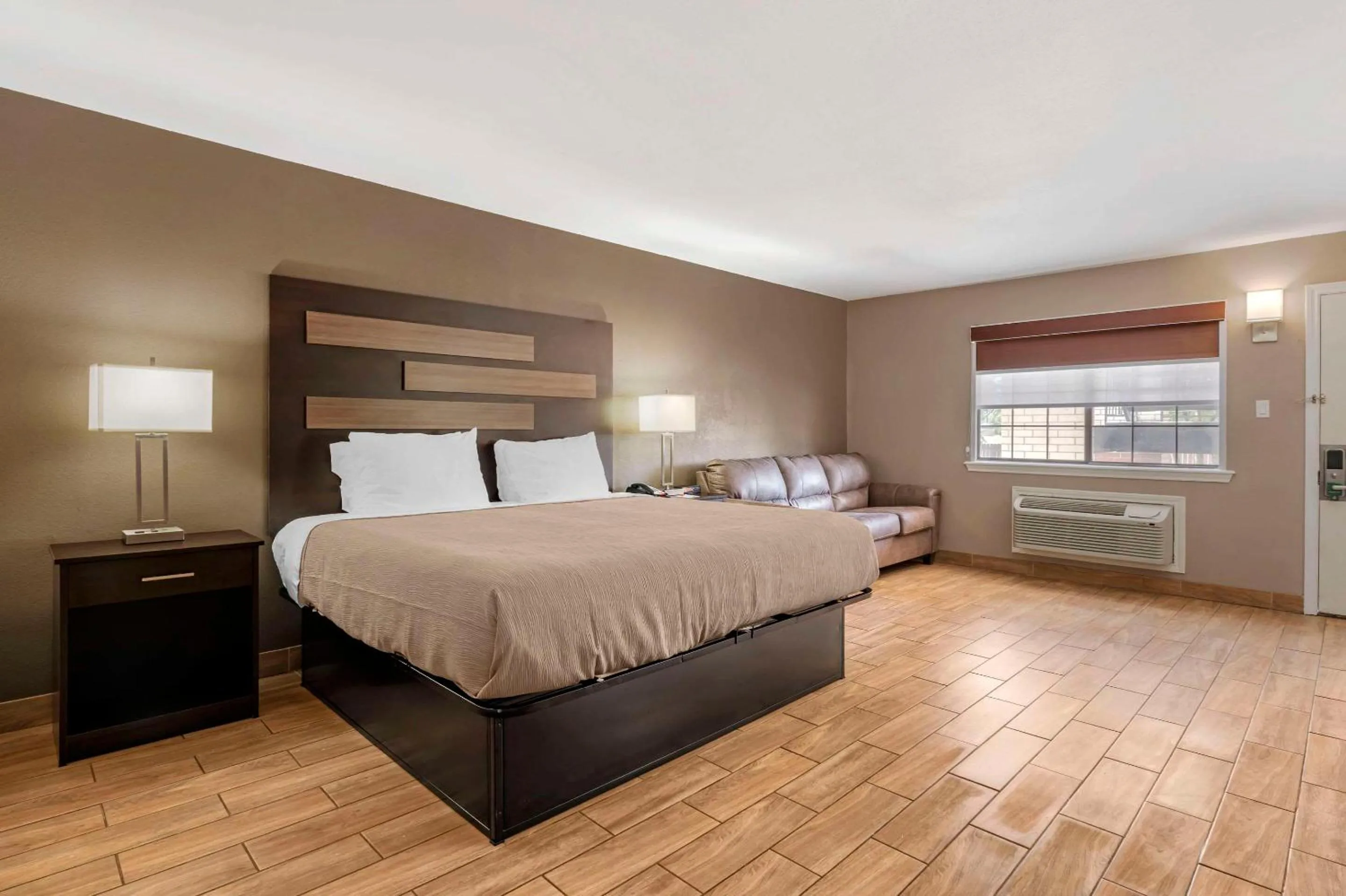 Bedroom, Bed in Americas Best Value Inn New Boston