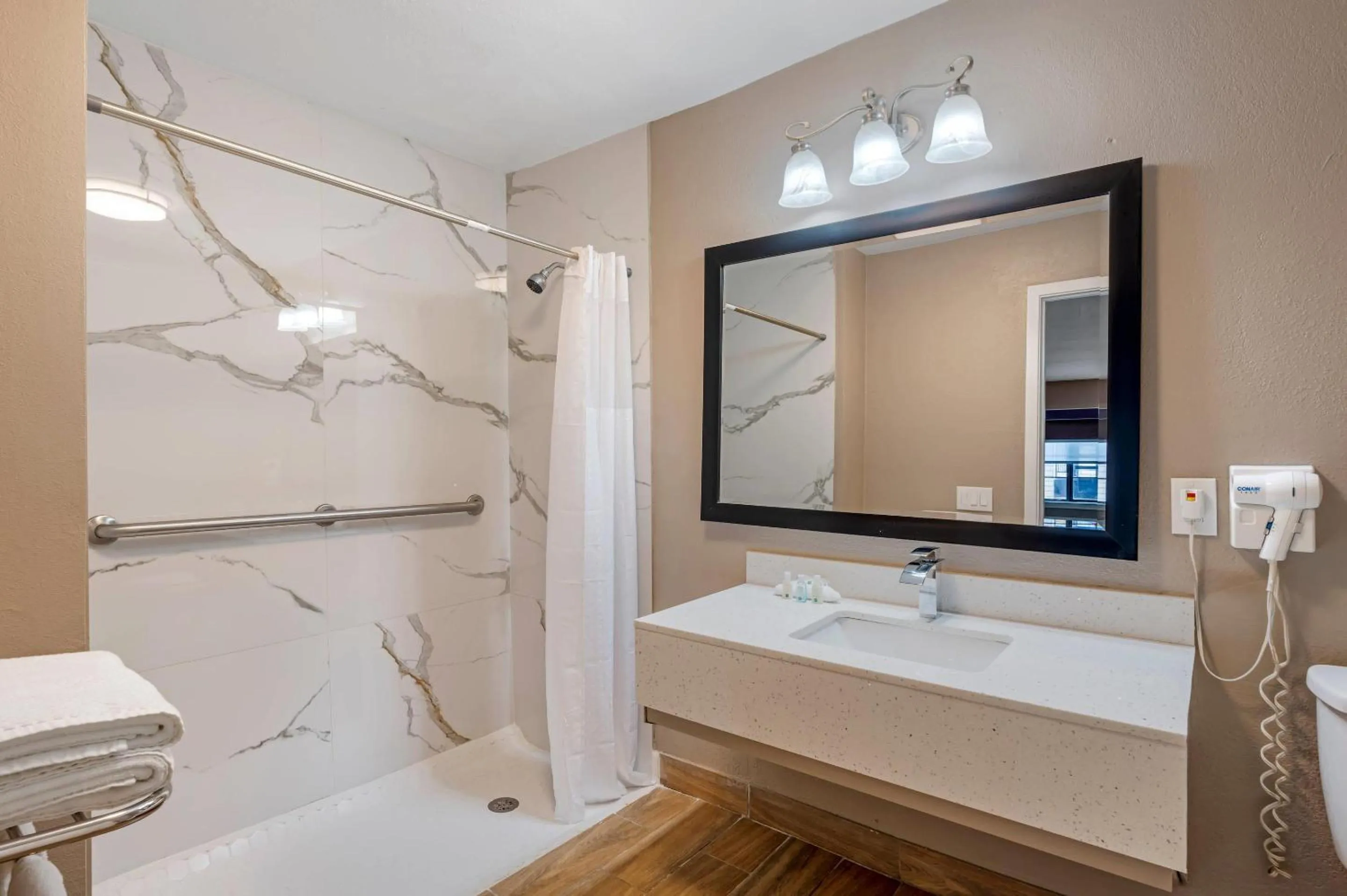 Bedroom in Quality Inn & Suites New Boston - Texarkana West