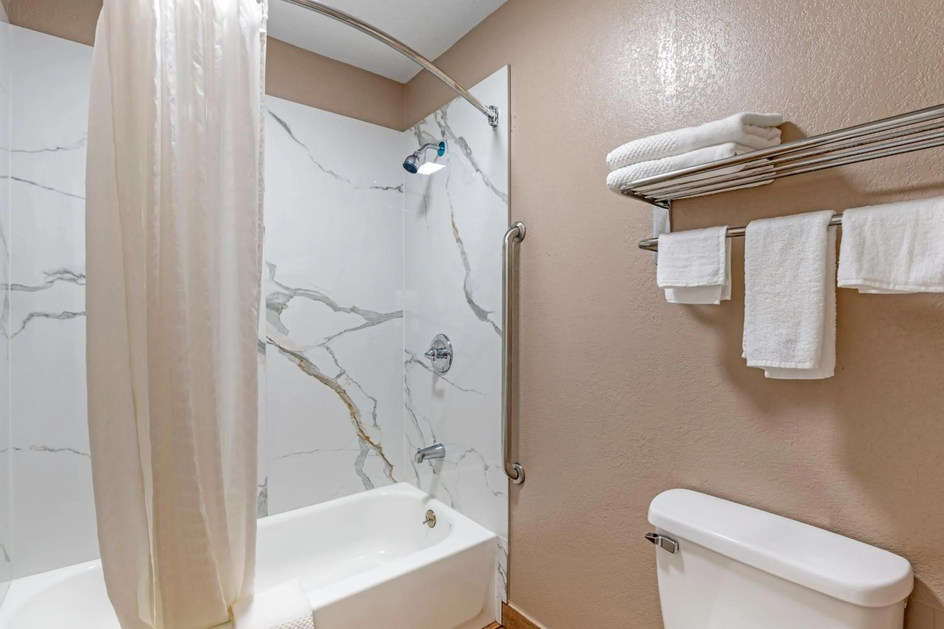 Shower in Quality Inn & Suites New Boston - Texarkana West