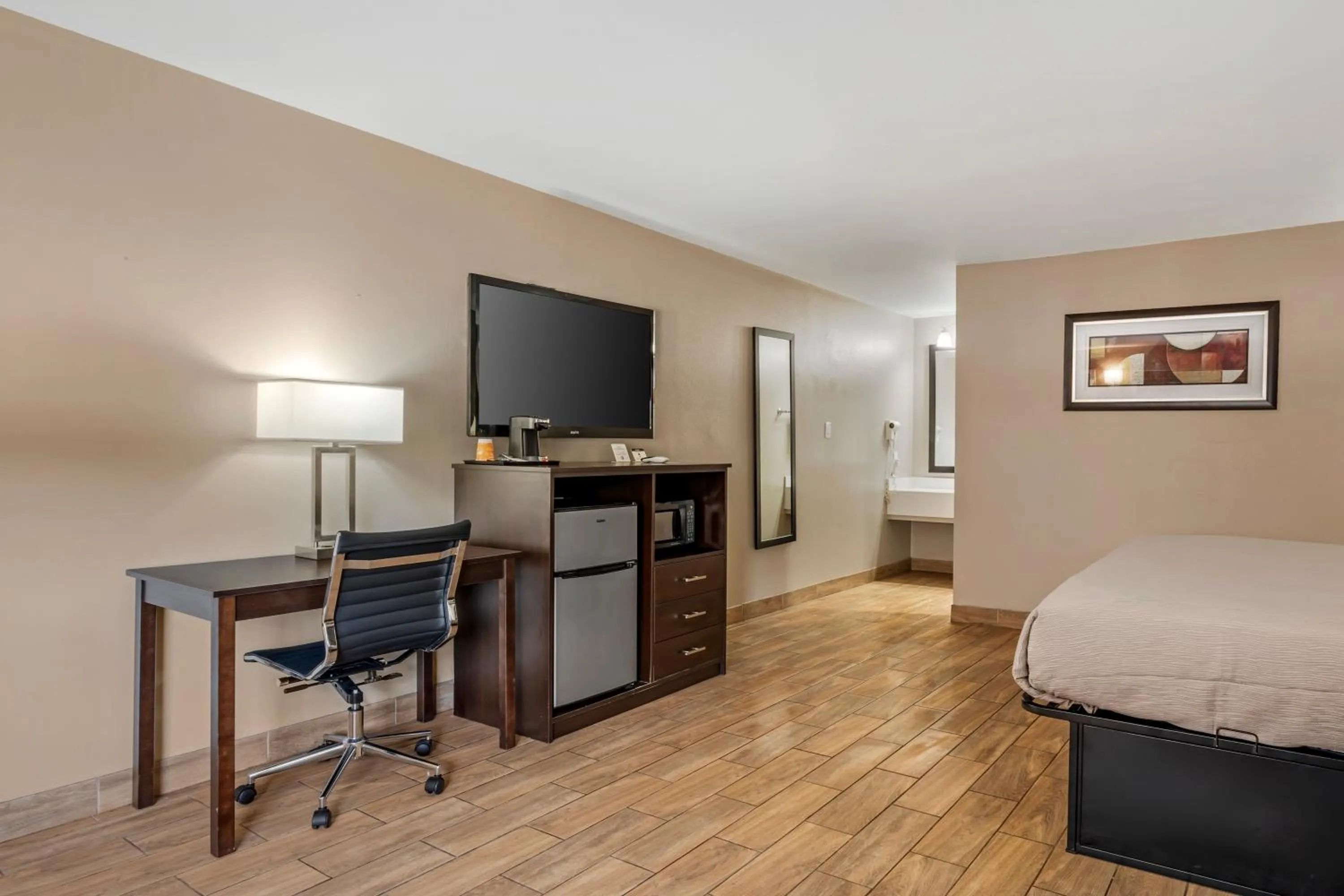 TV and multimedia, Bed in Quality Inn & Suites New Boston - Texarkana West