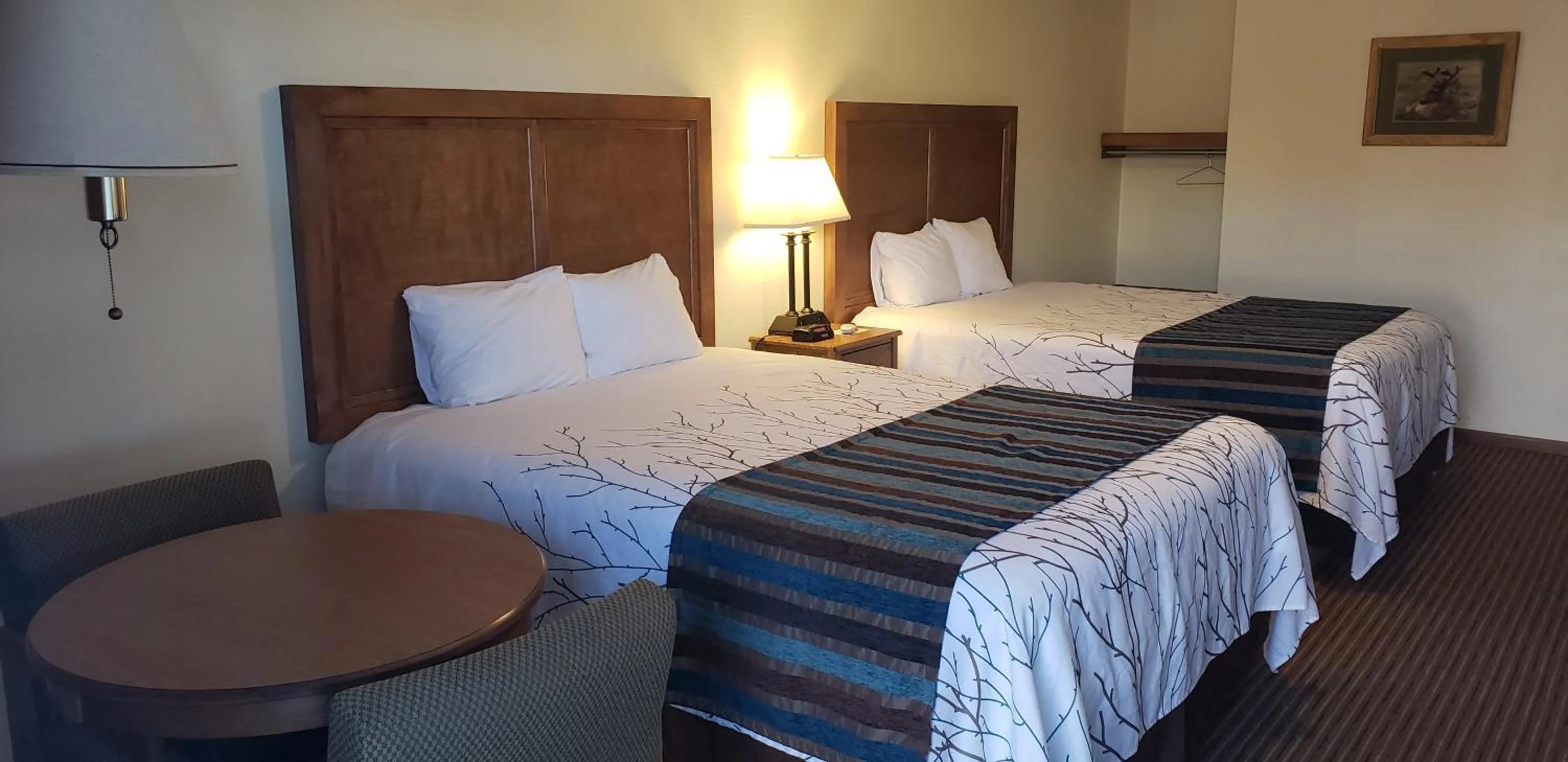 Bed in Stagecoach Inn & Suites