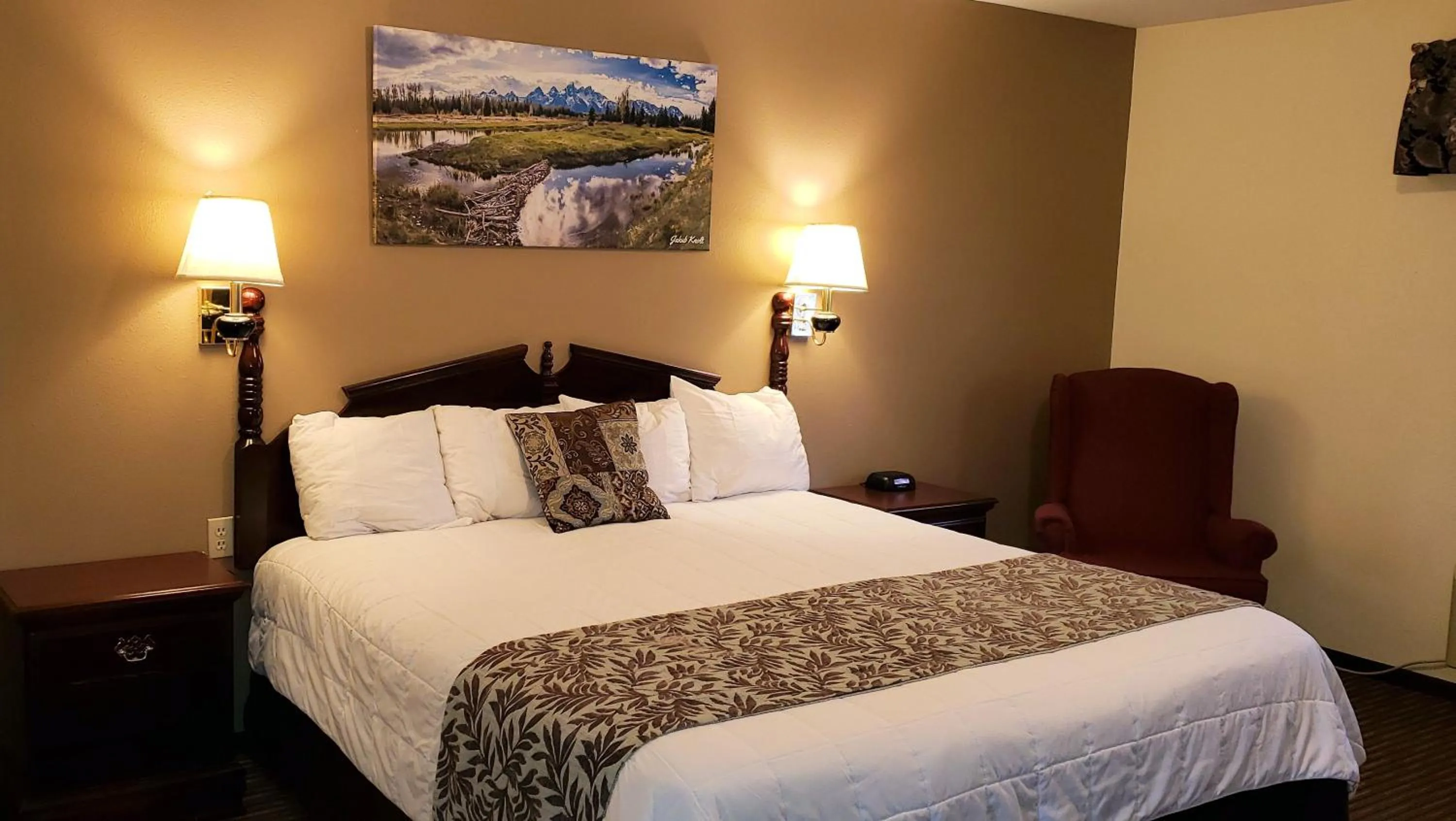 Bed in Stagecoach Inn & Suites