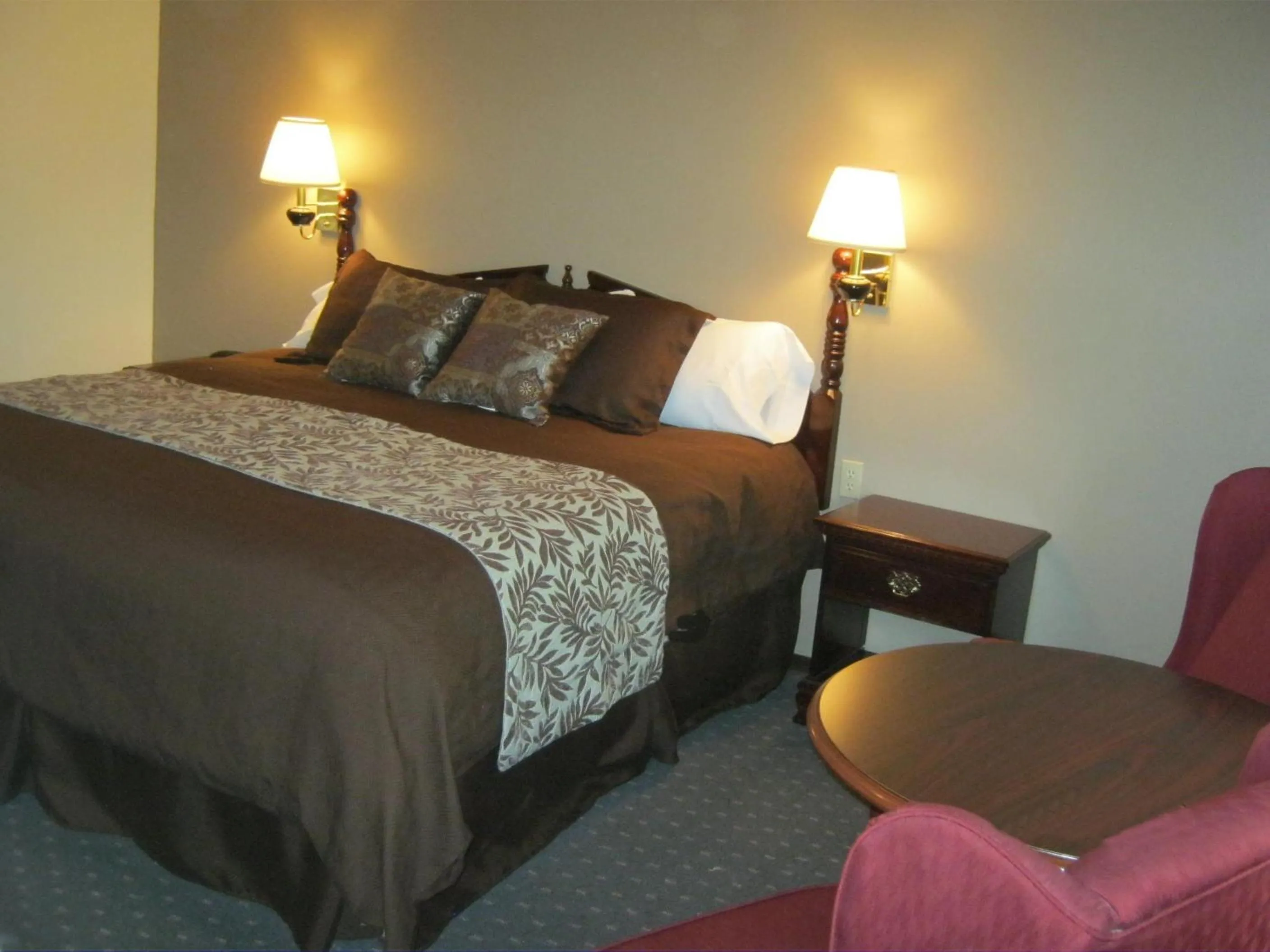Bed in Stagecoach Inn & Suites