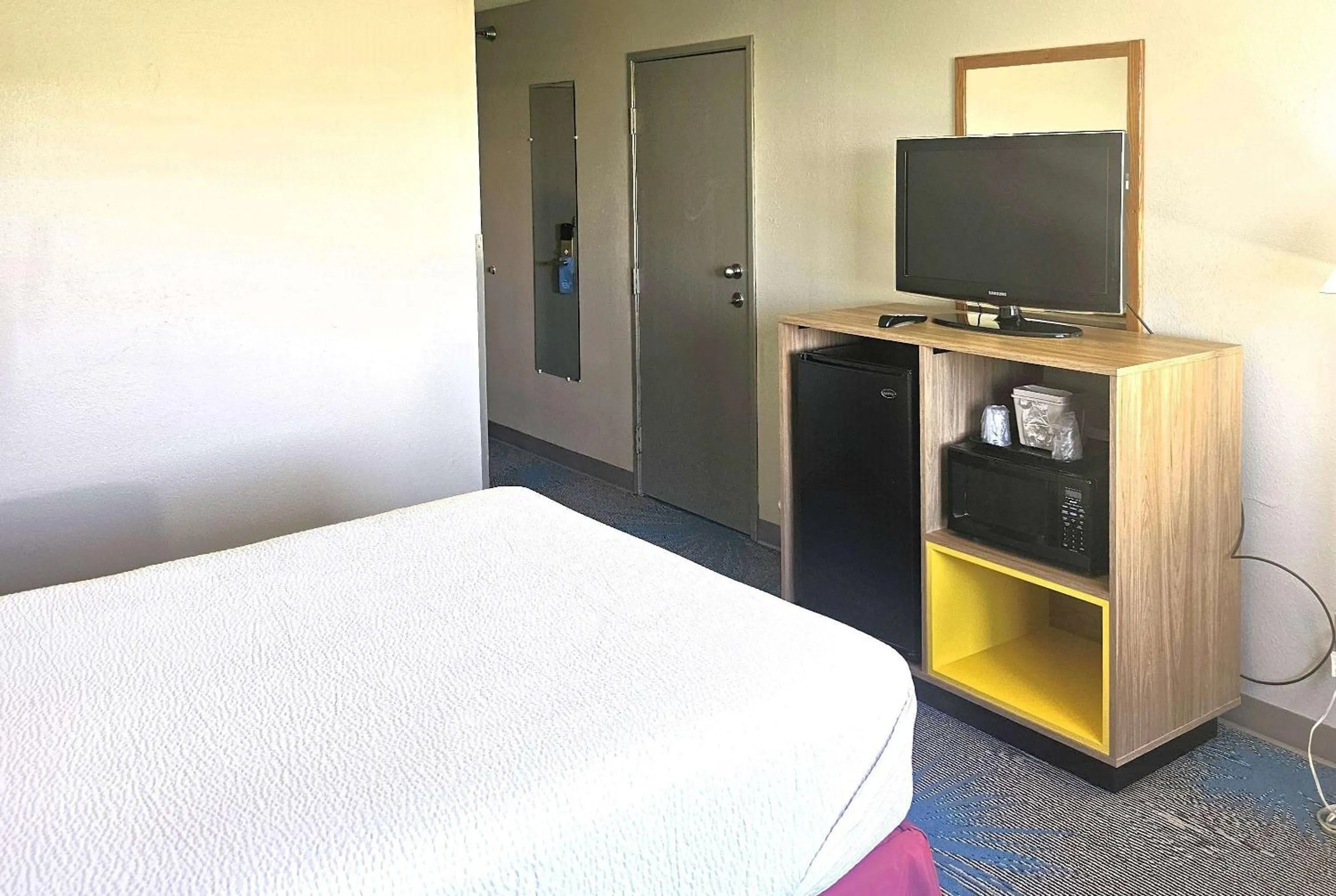 Photo of the whole room, Bed in Days Inn by Wyndham North Sioux City