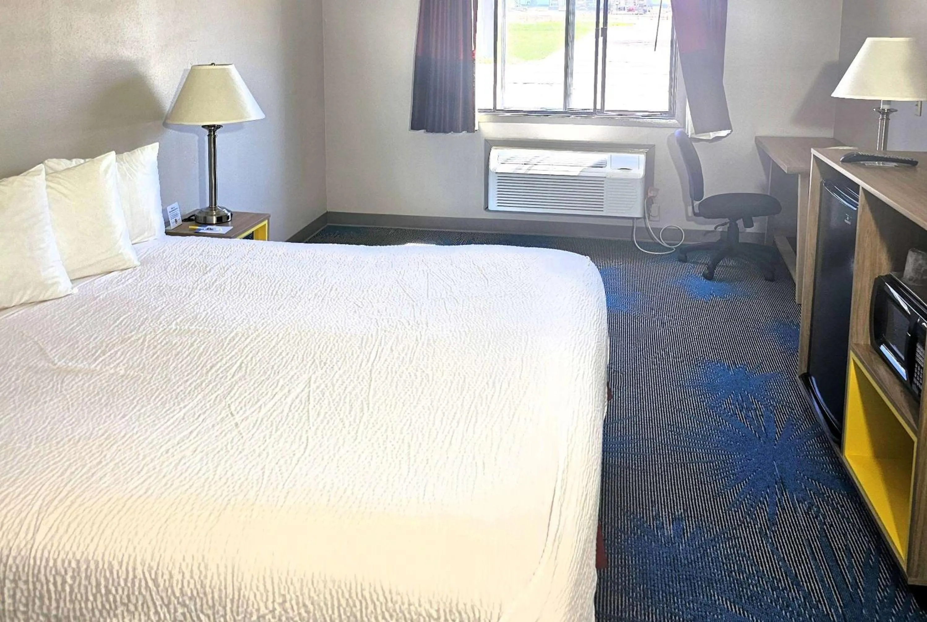 Photo of the whole room, Bed in Days Inn by Wyndham North Sioux City
