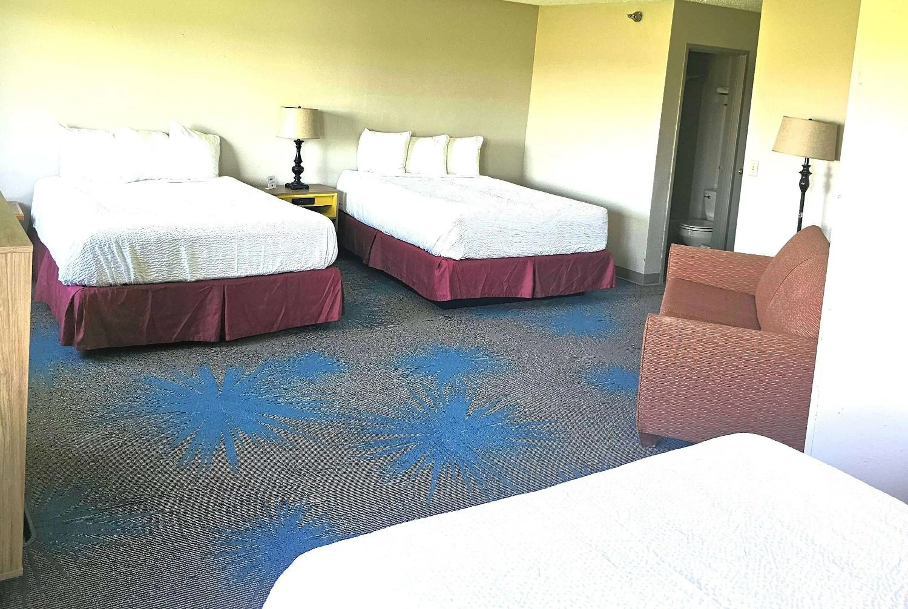 Photo of the whole room, Bed in Days Inn by Wyndham North Sioux City