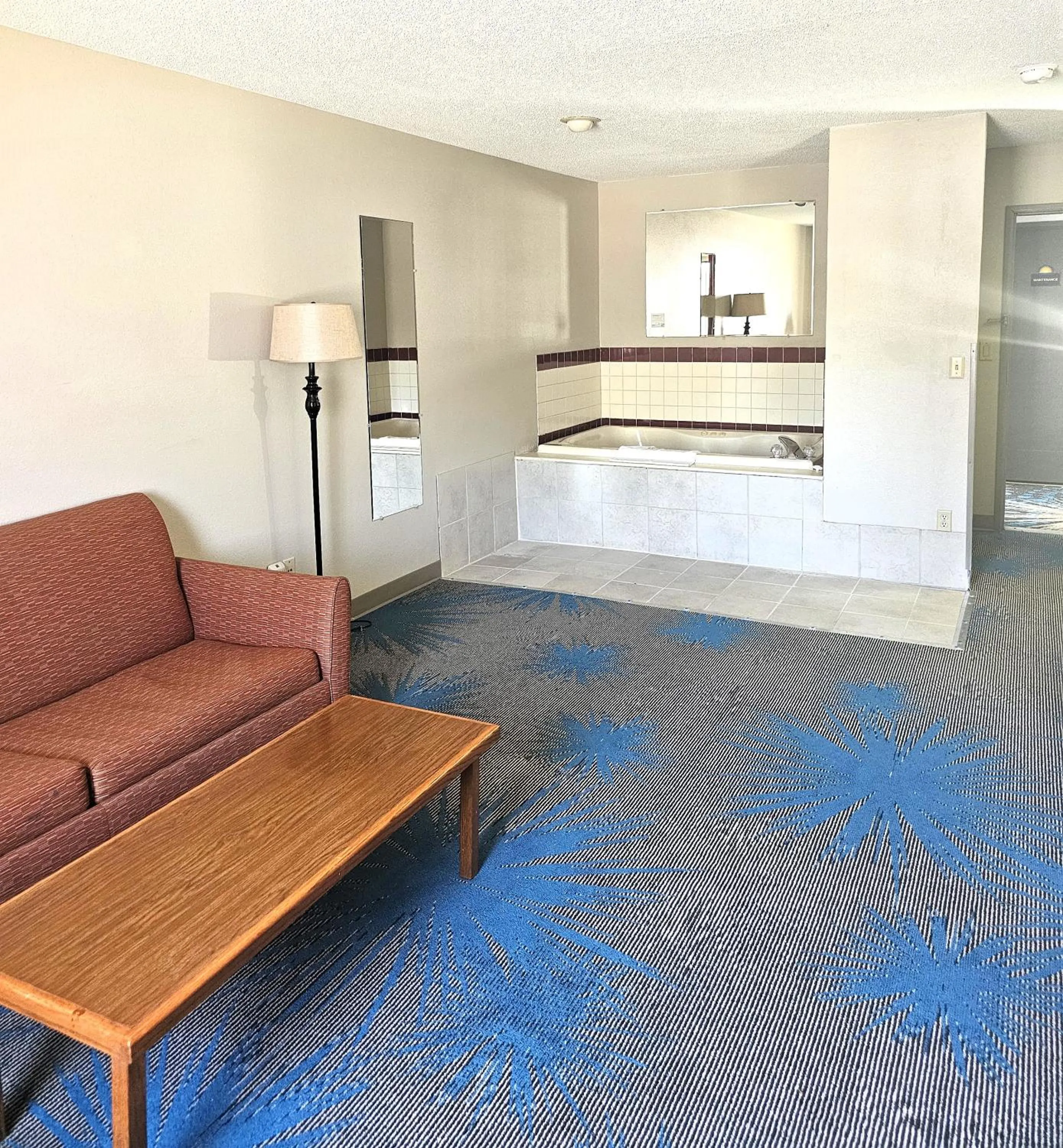 Hot Tub, Bed in Days Inn by Wyndham North Sioux City