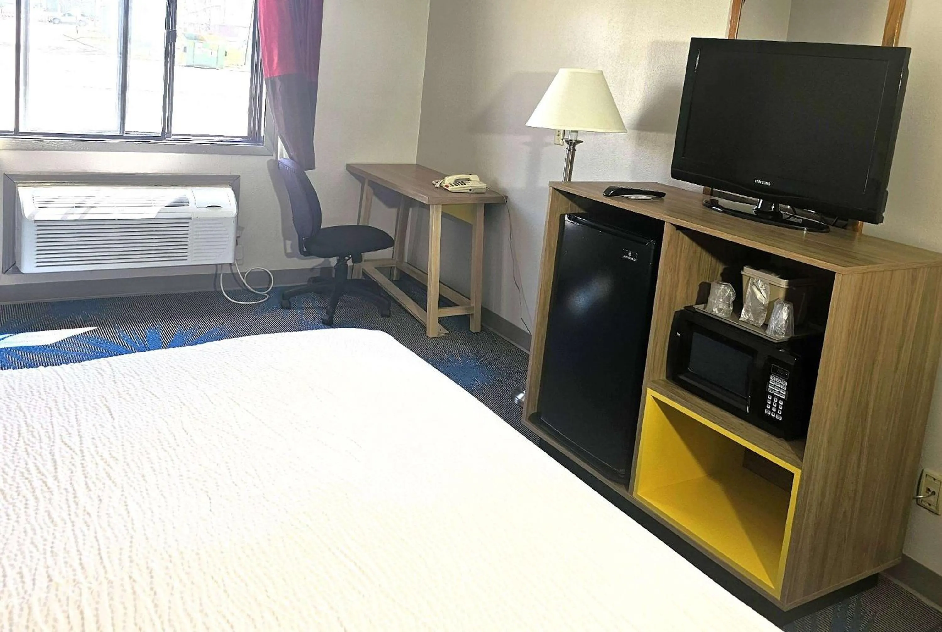 Photo of the whole room, Bed in Days Inn by Wyndham North Sioux City