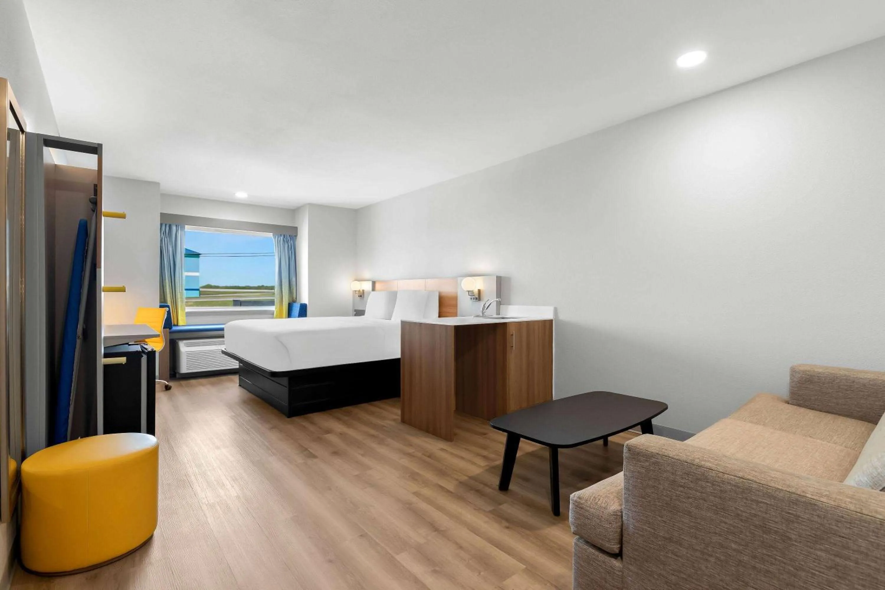 Photo of the whole room, Bed in Microtel Inn & Suites by Wyndham Tulsa - Catoosa Route 66