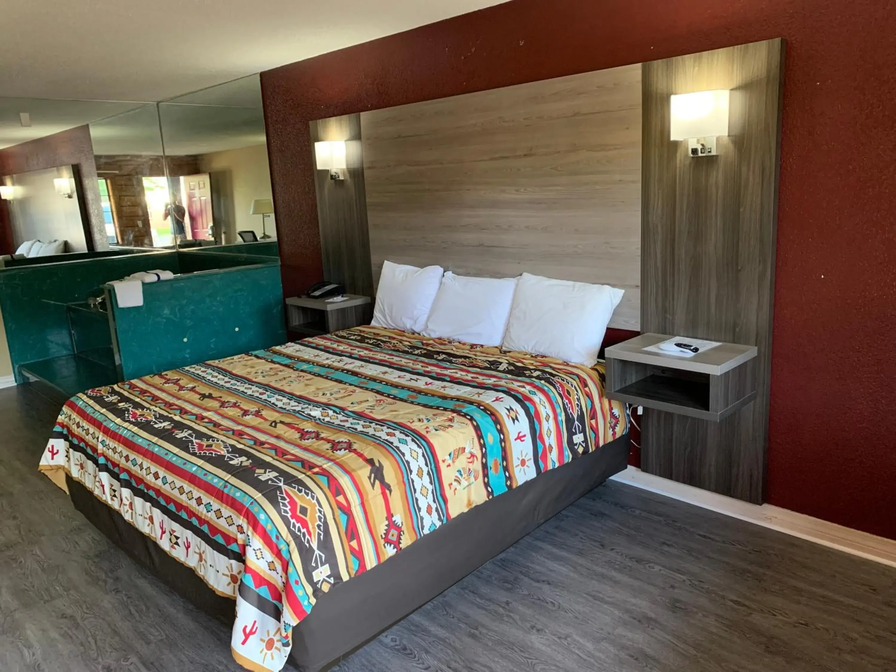 King Room with Spa Bath - single occupancy - Non-Smoking in Log Cabin Inn King Room with Spa Bath - single occupancy - Non-Smoking in Log Cabin Inn