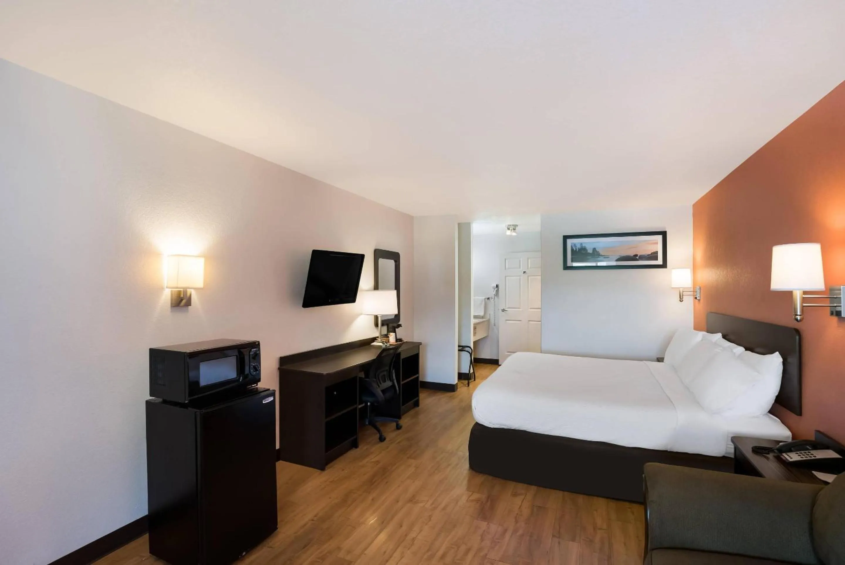 Bedroom, Bed in Quality Inn & Suites Junction