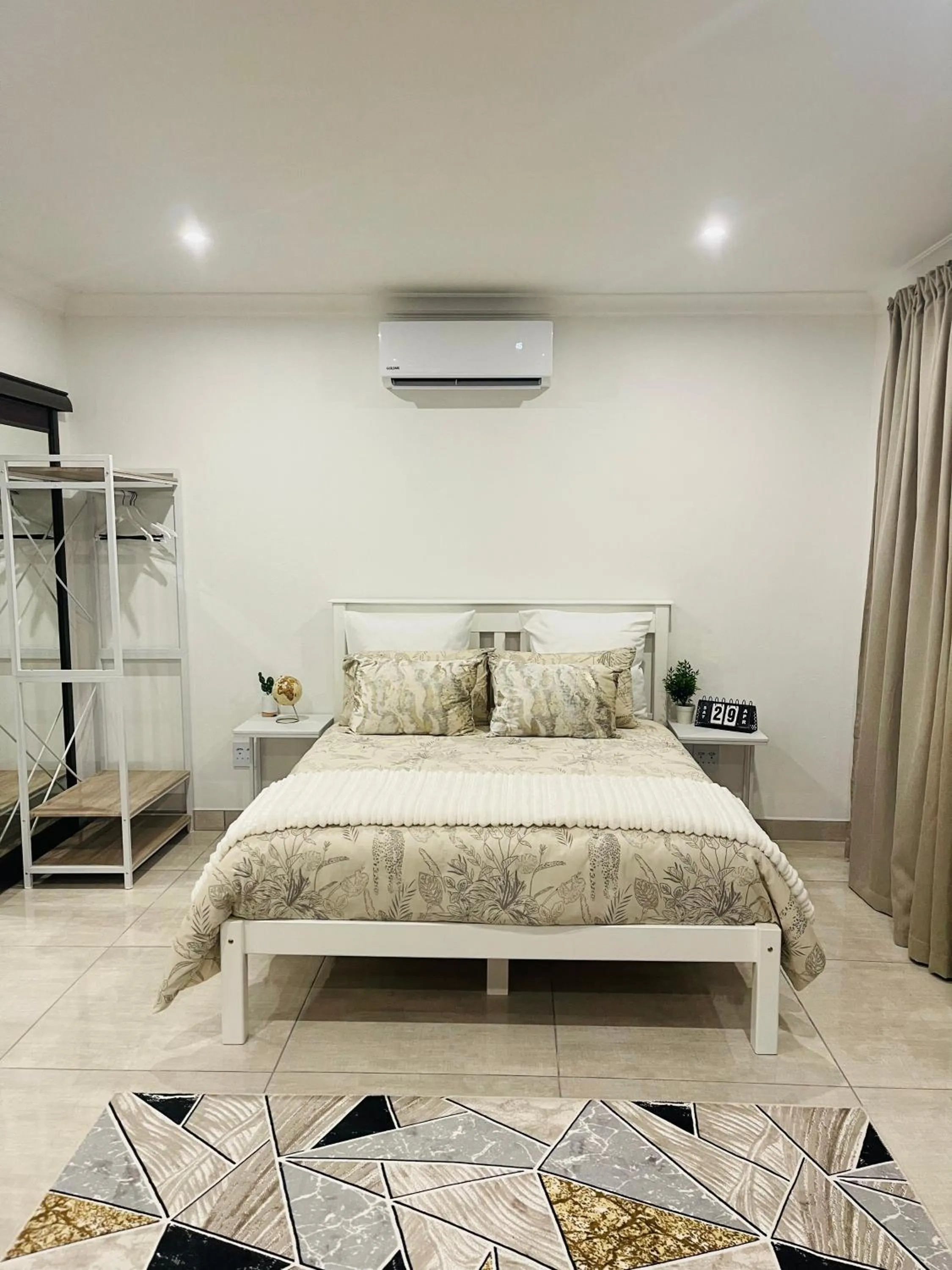 Studio with Balcony in Sweet Home Alibama