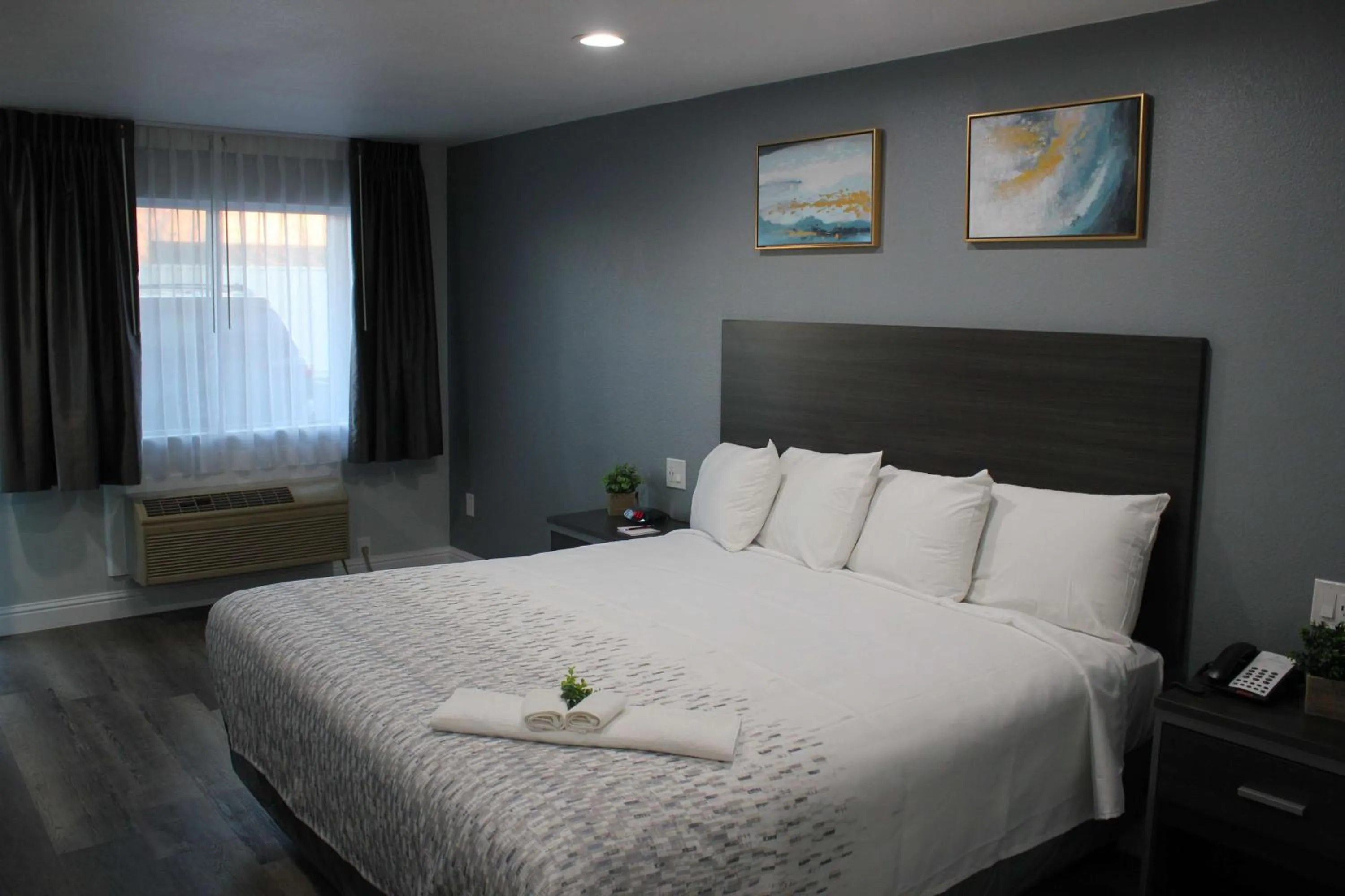 Bedroom, Bed in SureStay Hotel by Best Western Chowchilla Yosemite
