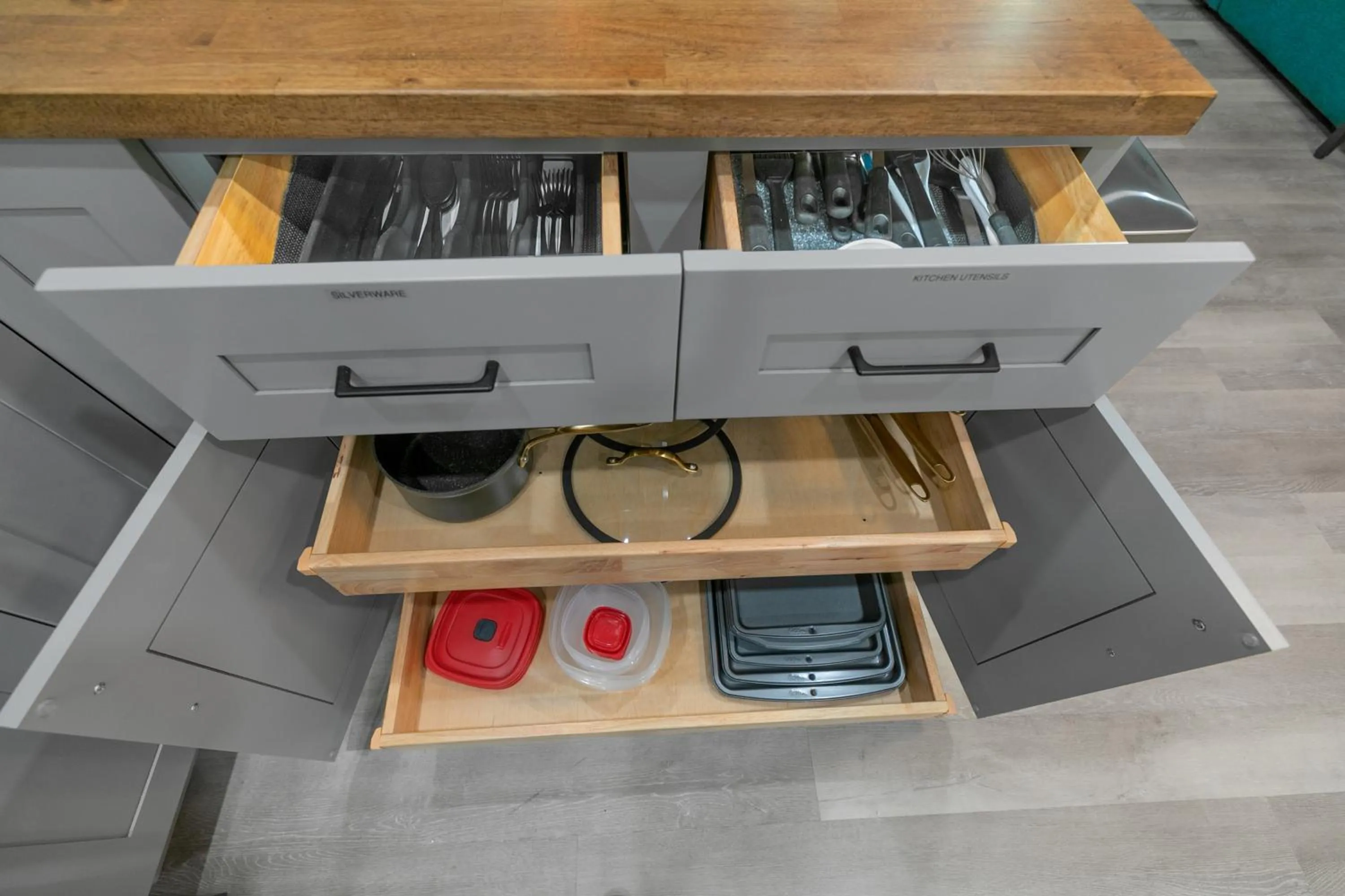 Kitchen or kitchenette in Candlewick Inn and Suites