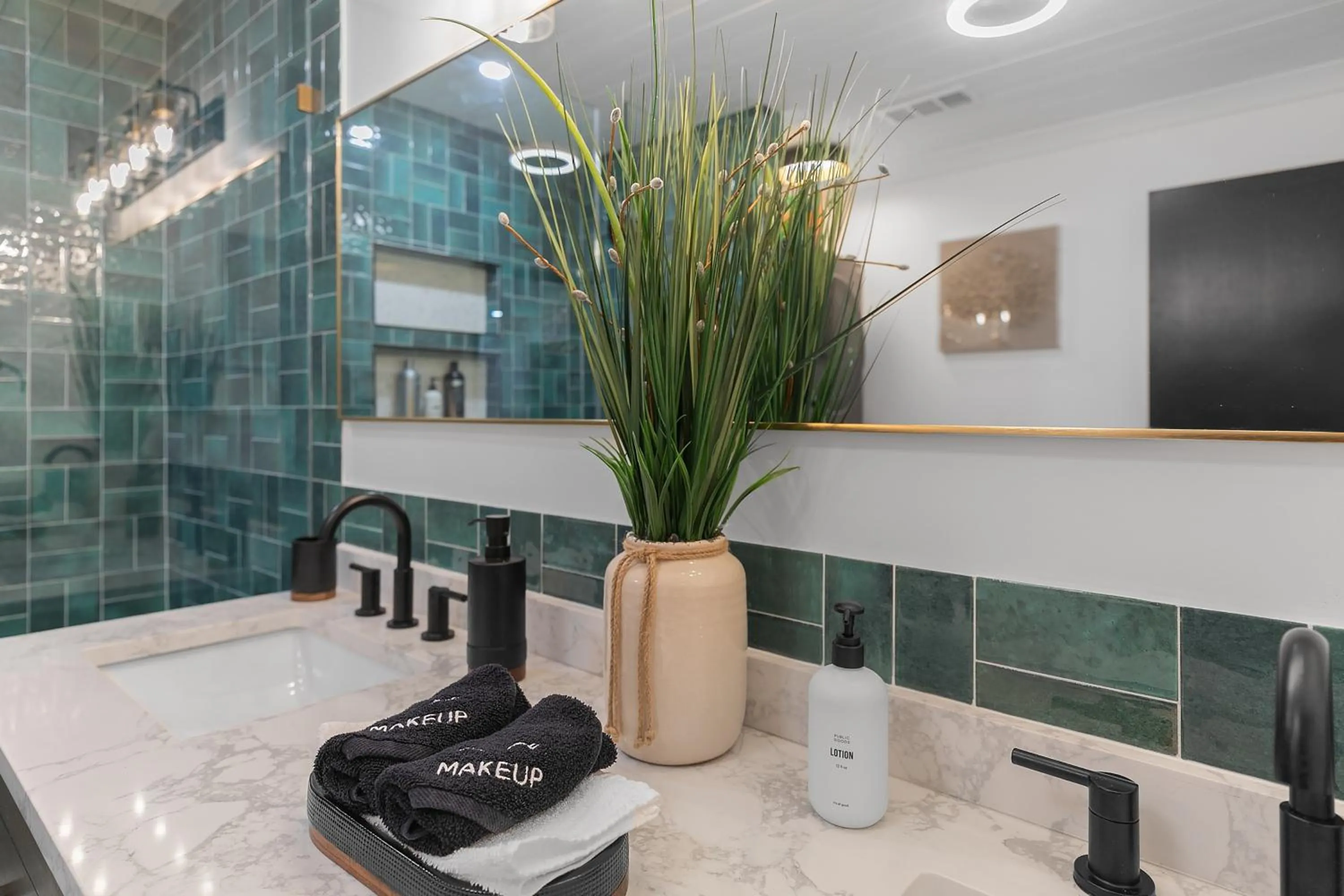 Bathroom in Candlewick Inn and Suites