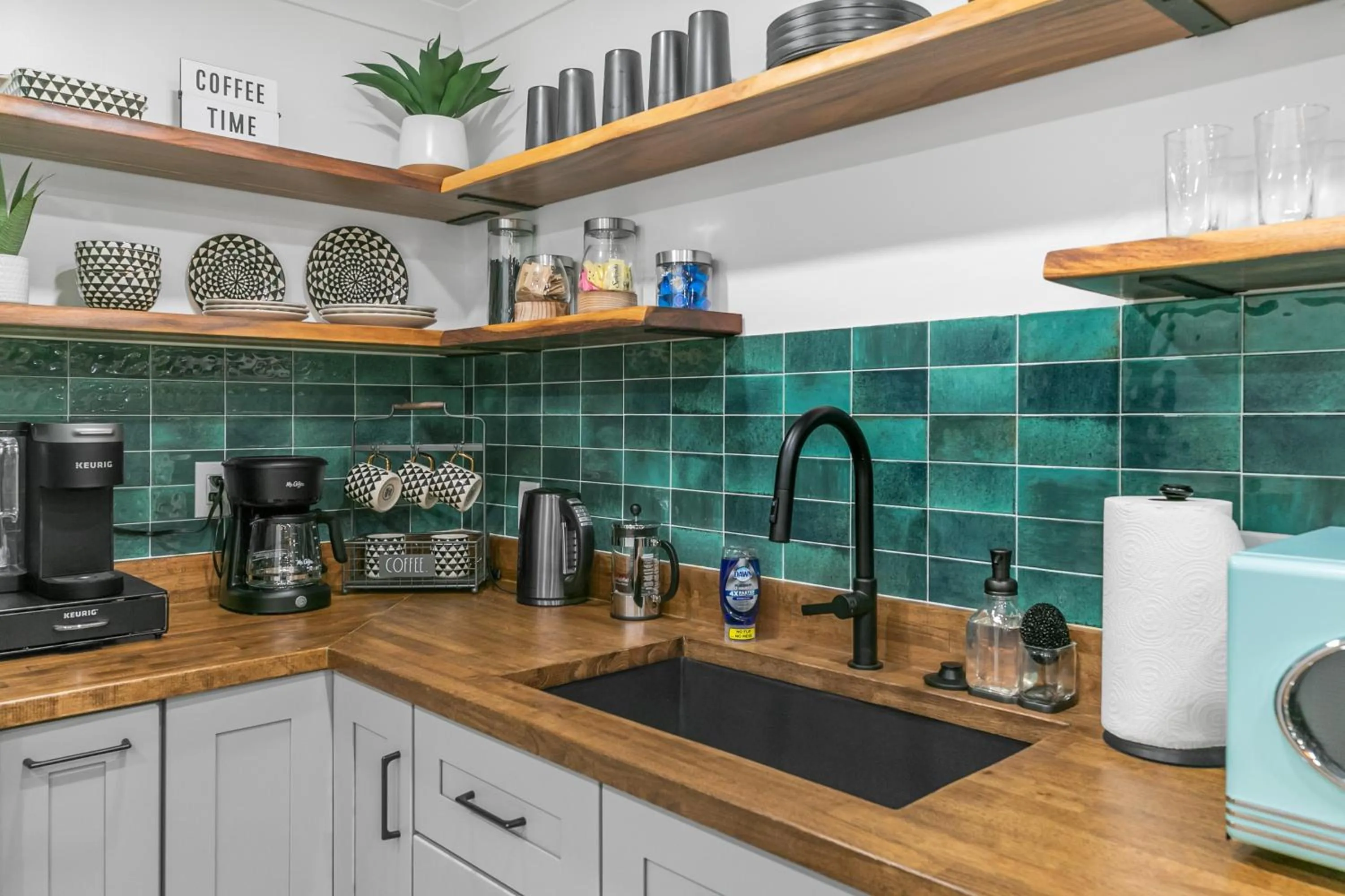 Kitchen or kitchenette in Candlewick Inn and Suites