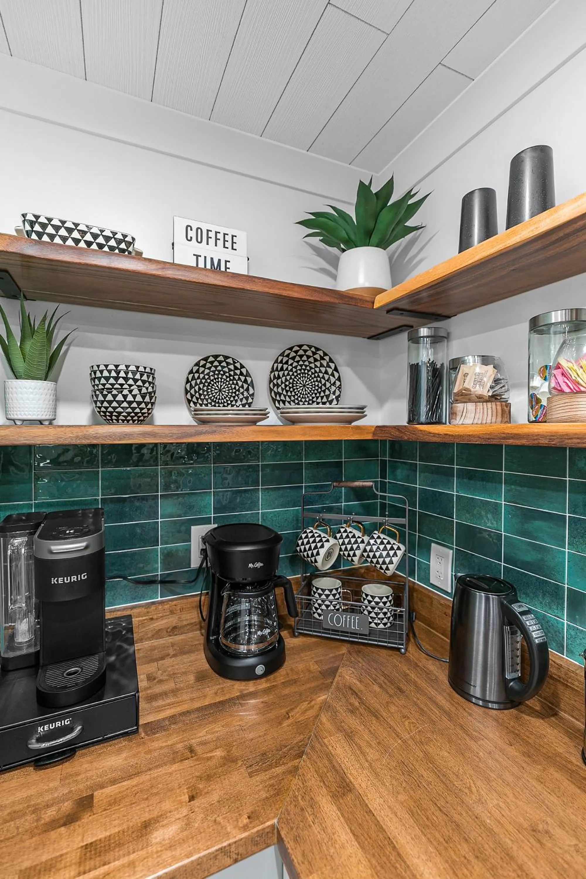 Kitchen or kitchenette in Candlewick Inn and Suites