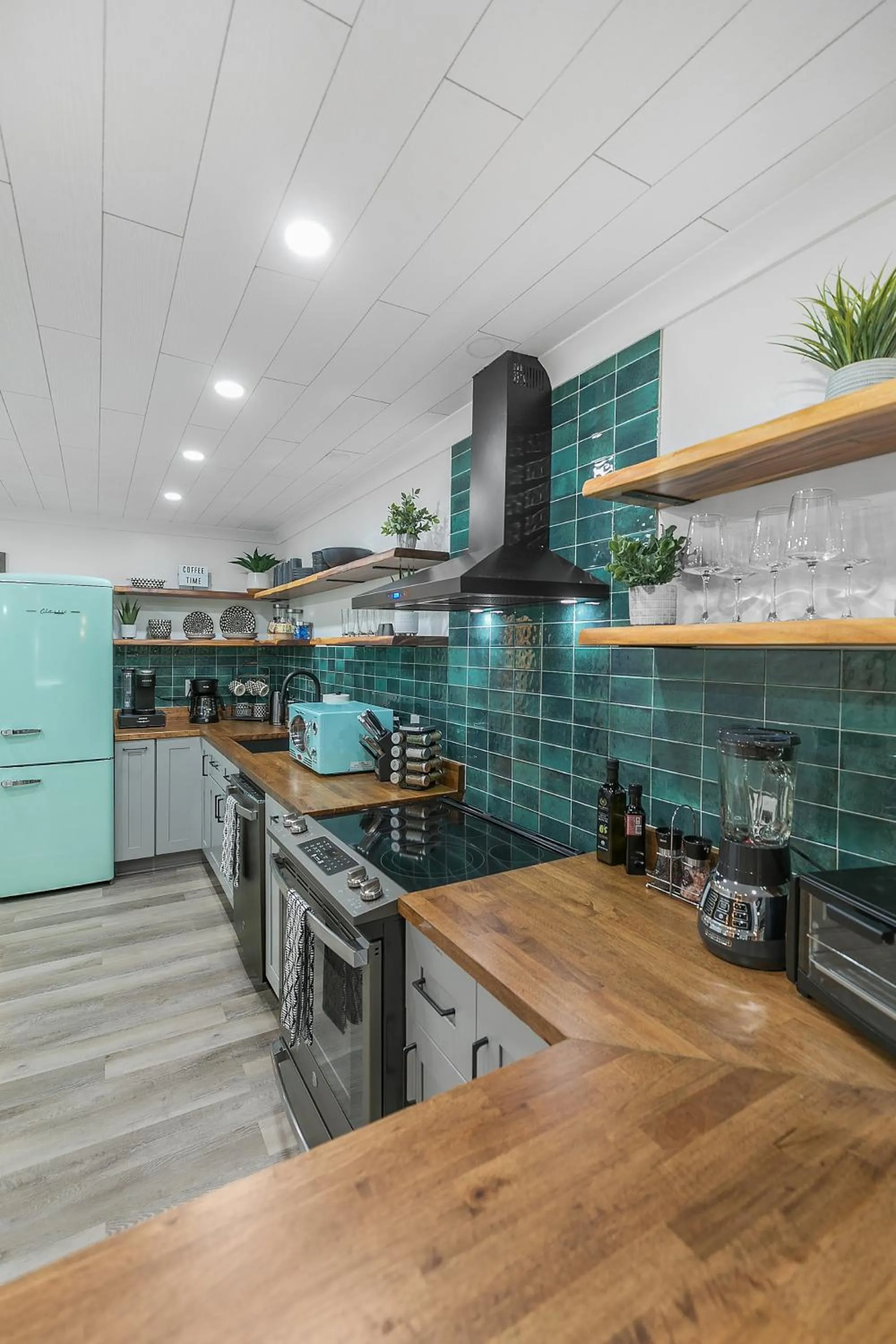 Kitchen or kitchenette in Candlewick Inn and Suites