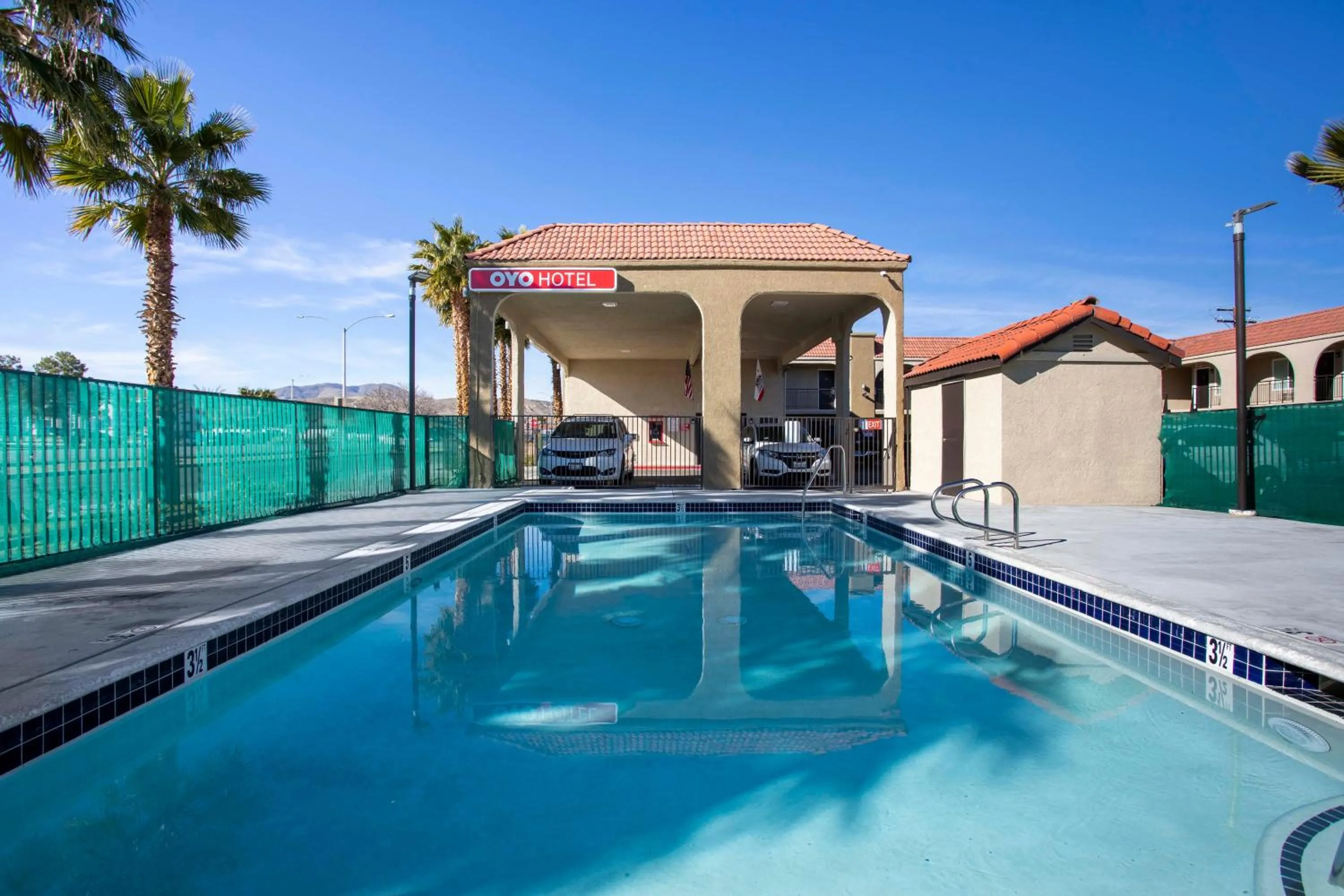 Swimming pool in Hotel Palmdale - Antelope Valley -Listing Partner