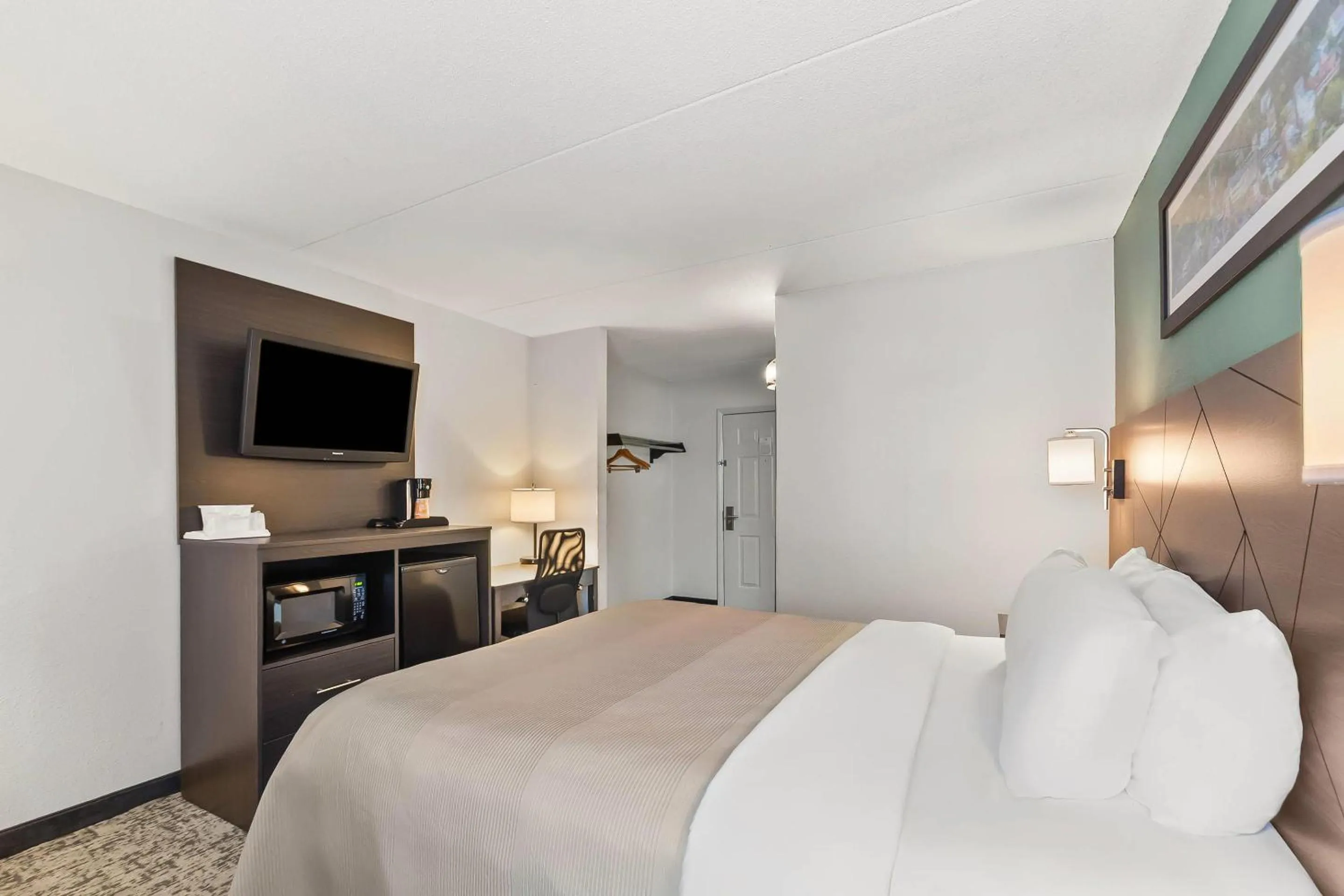 Bedroom, Bed in Quality Inn Harpers Ferry - Charles Town