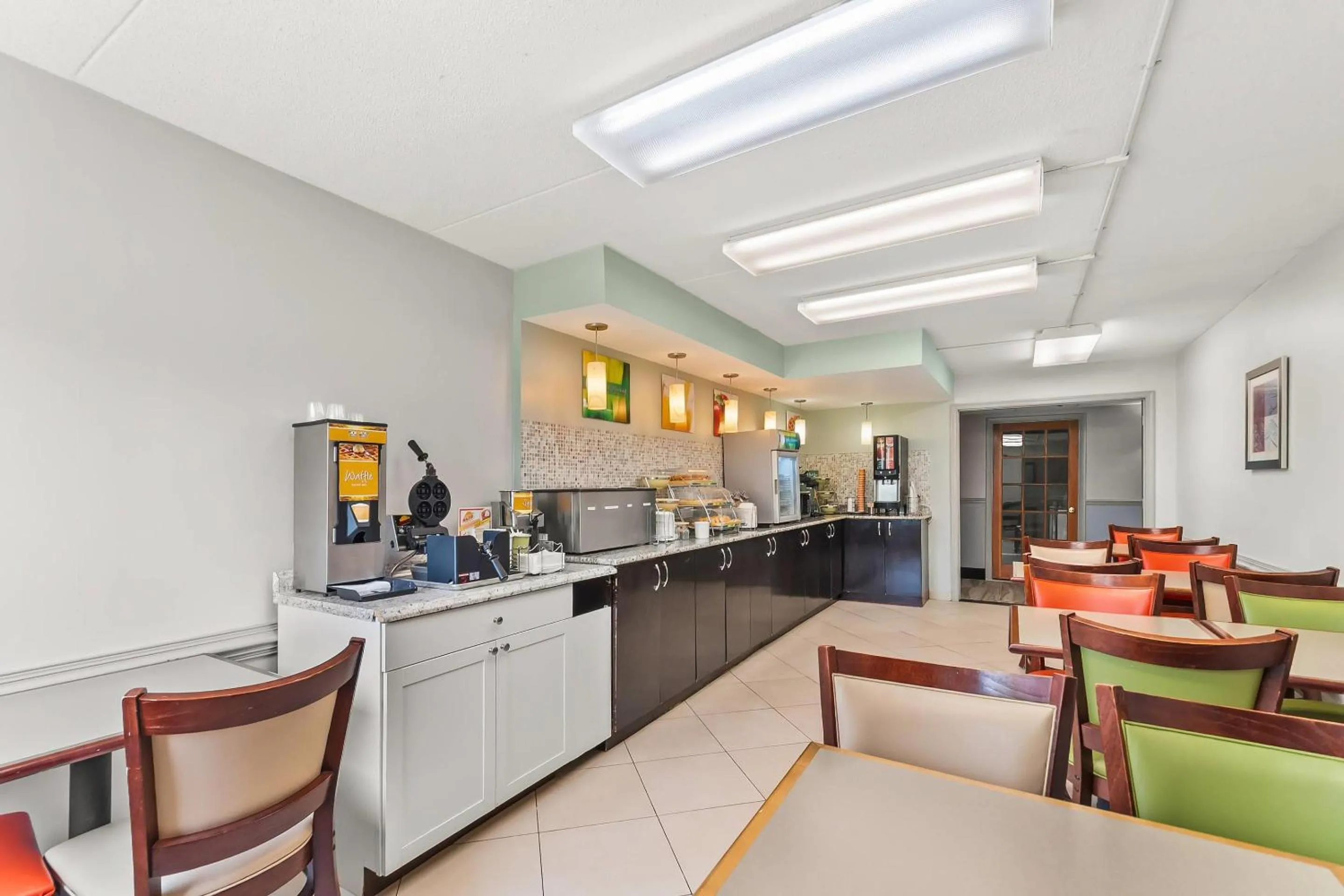 Breakfast in Quality Inn Harpers Ferry - Charles Town