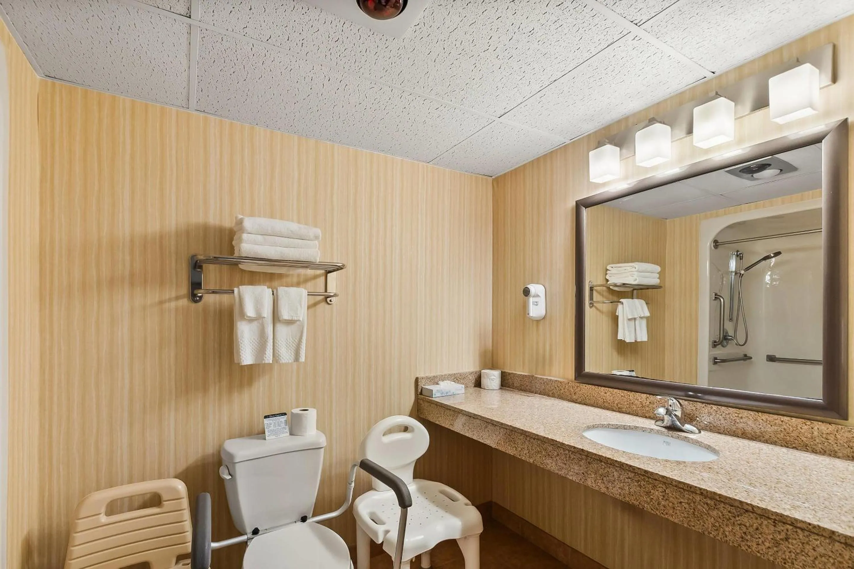 Bedroom in Quality Inn Harpers Ferry - Charles Town