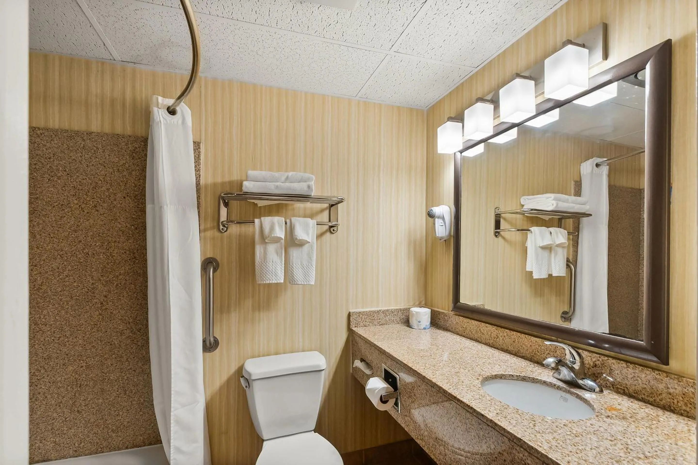 Bedroom in Quality Inn Harpers Ferry - Charles Town