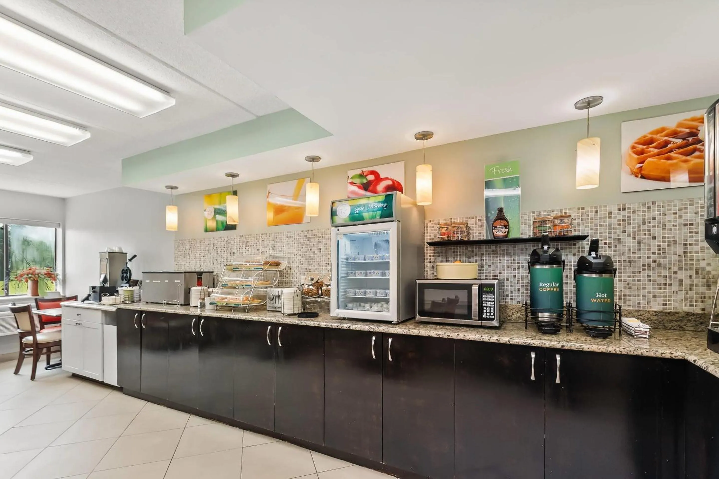 Breakfast in Quality Inn Harpers Ferry - Charles Town