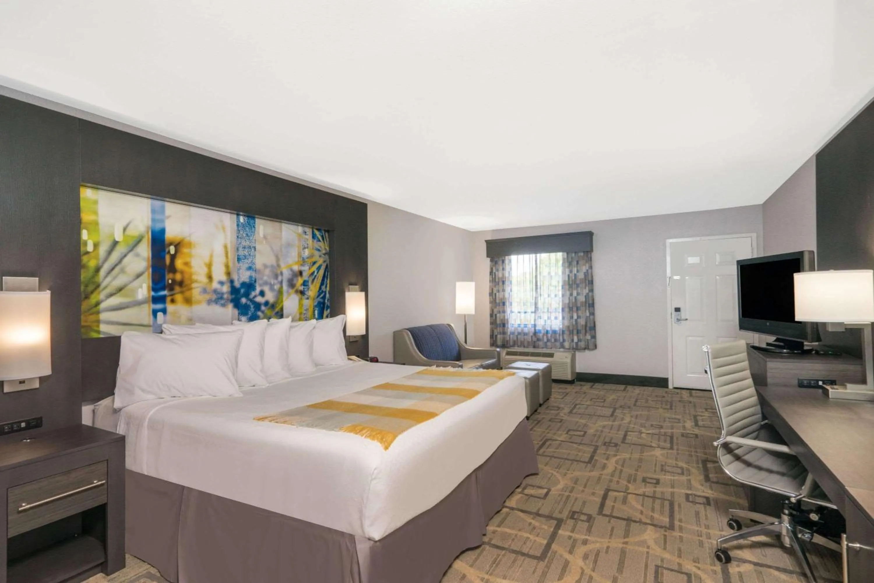 Photo of the whole room, Bed in Days Inn by Wyndham Asheville Downtown North