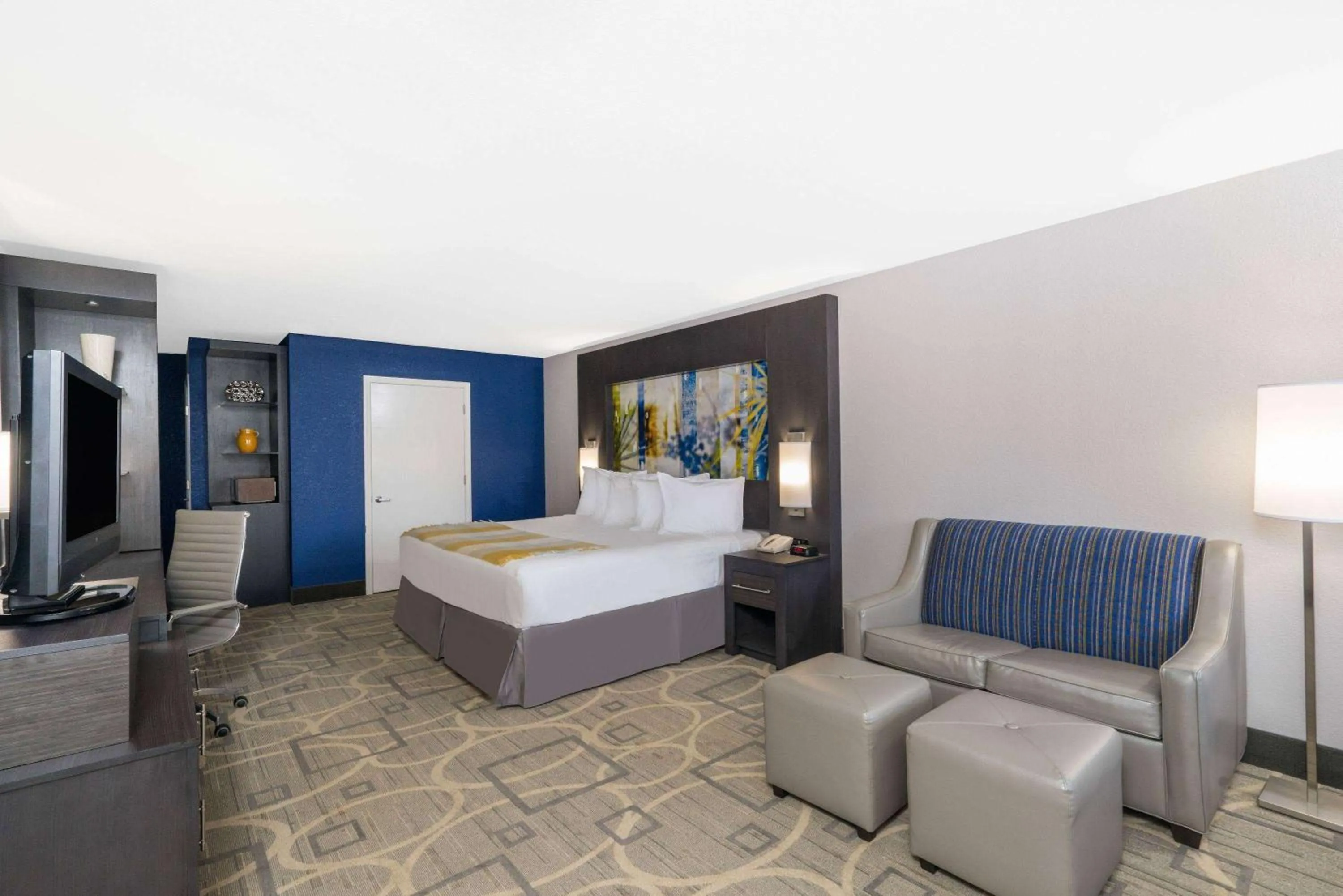 Photo of the whole room, Bed in Days Inn by Wyndham Asheville Downtown North