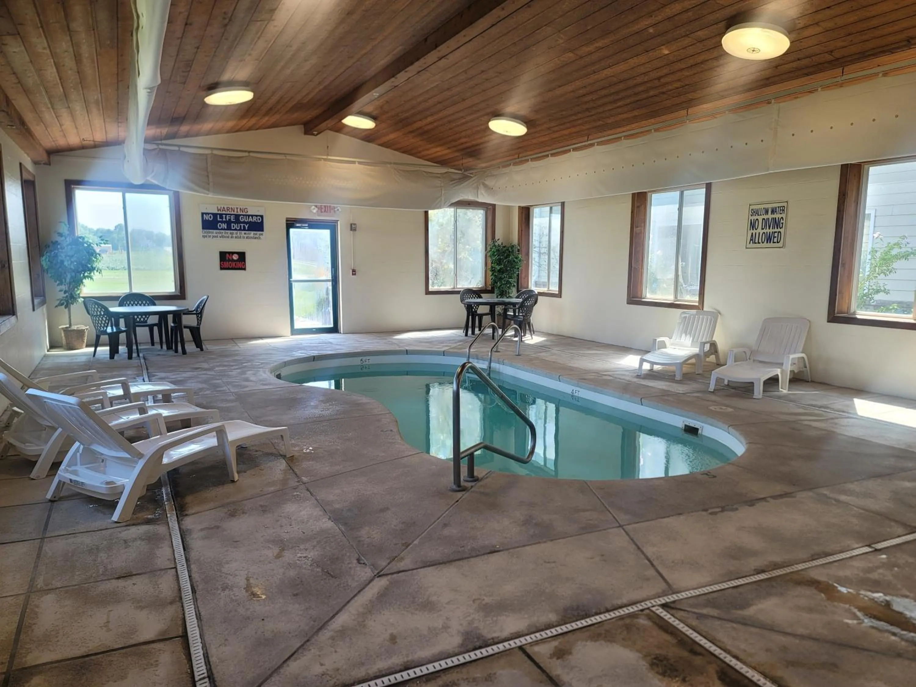 Swimming pool in Horizon Inn & Suites