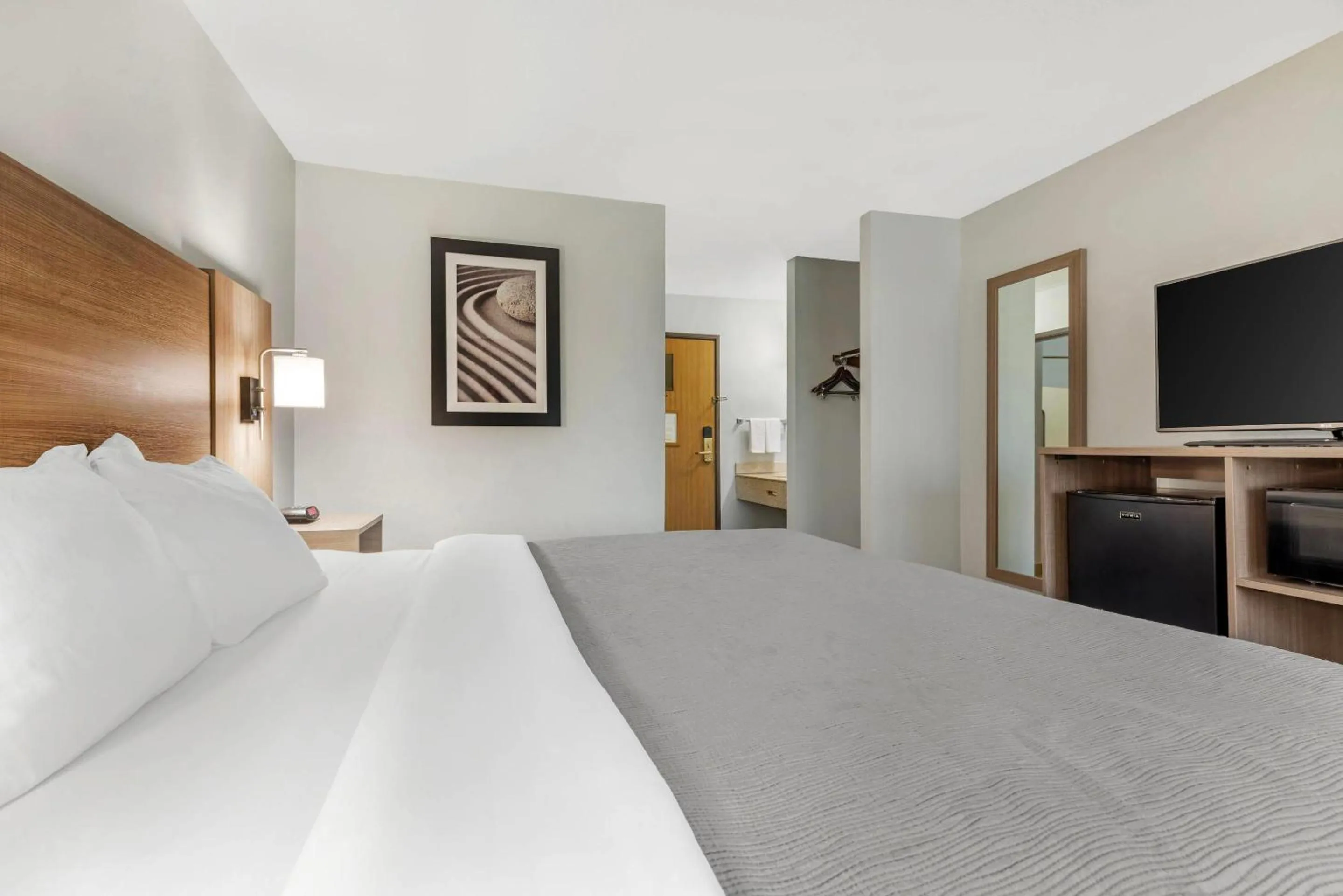 Bedroom, Bed in Quality Inn Chesterton near Indiana Dunes National Park I-94