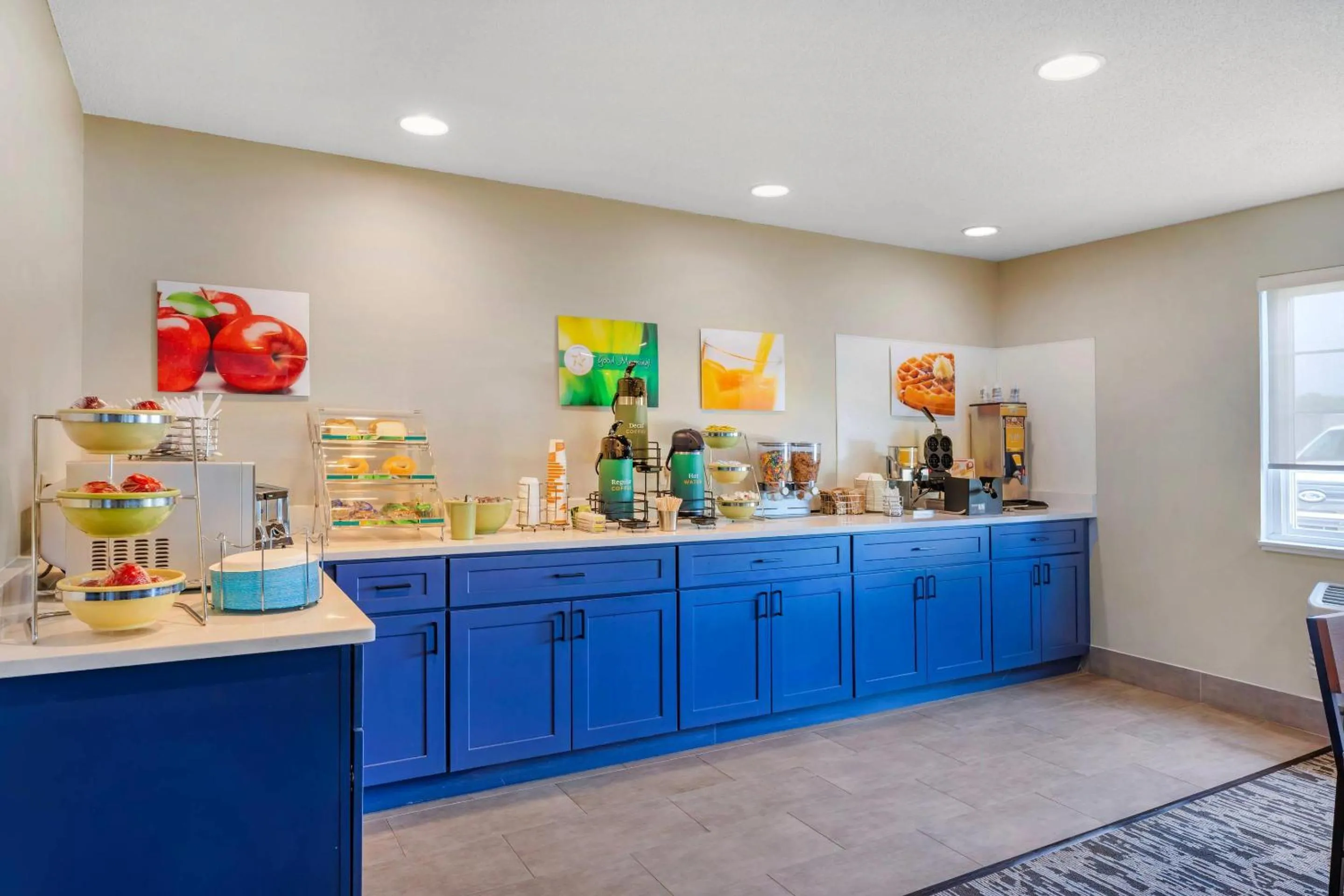 Breakfast in Quality Inn Chesterton near Indiana Dunes National Park I-94