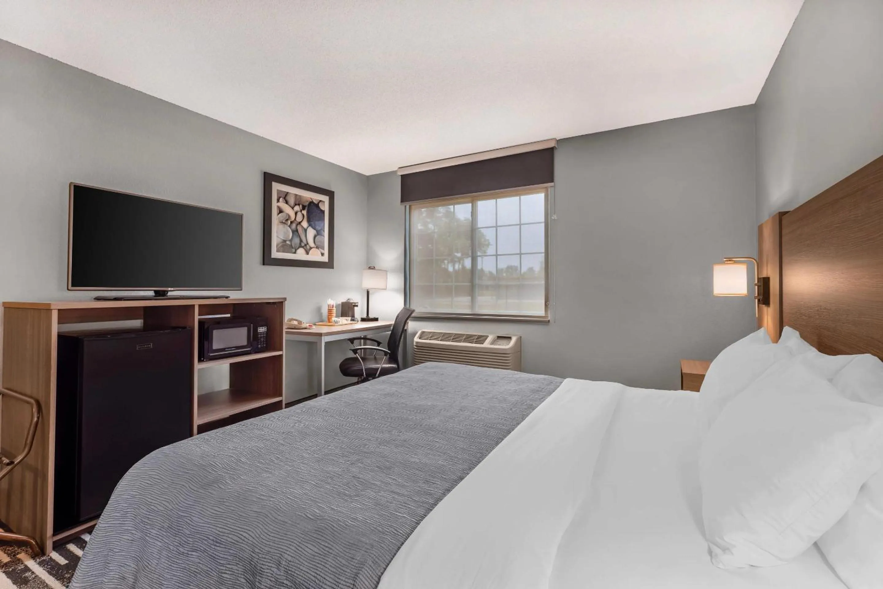 Bedroom, Bed in Quality Inn Chesterton near Indiana Dunes National Park I-94