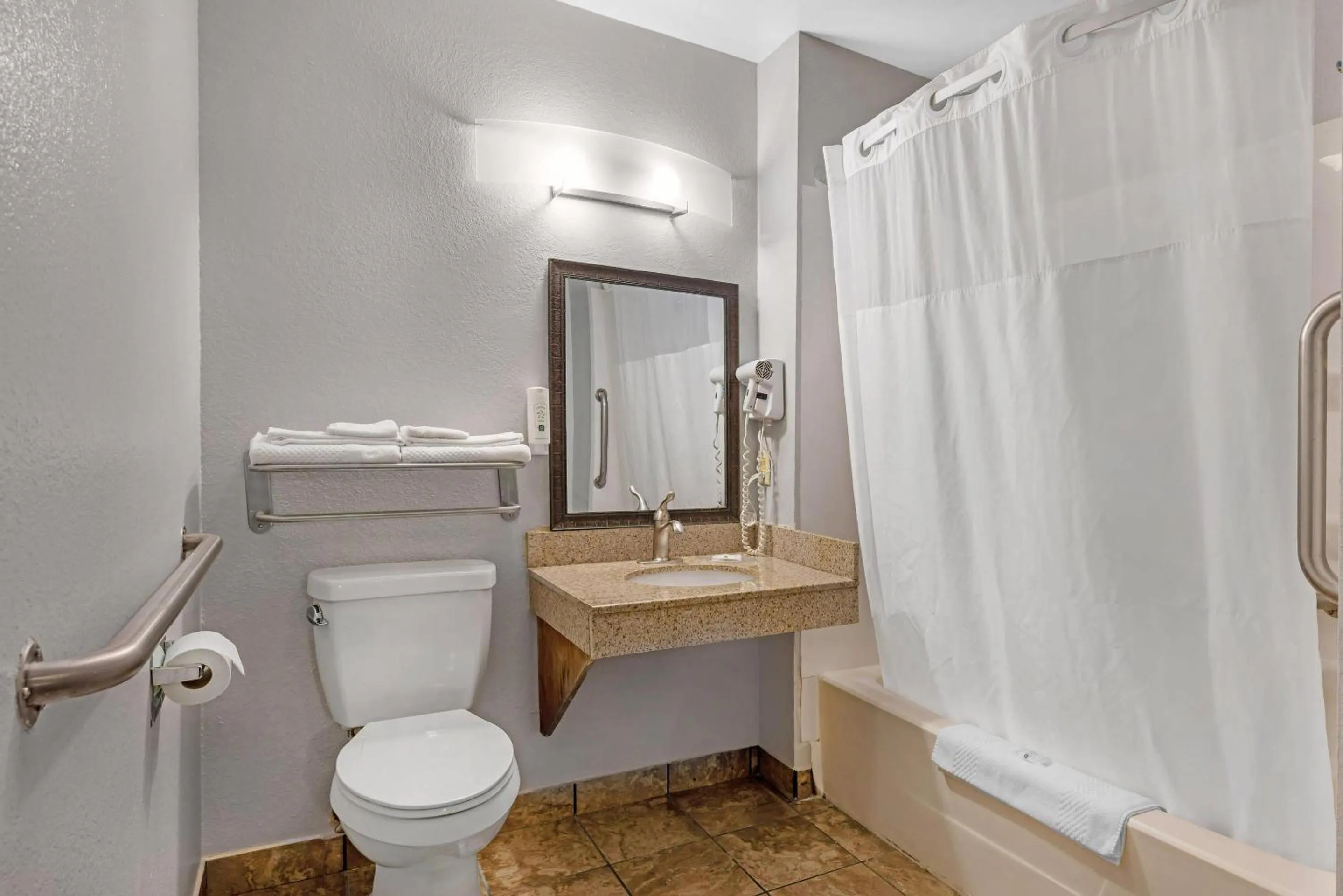 Bedroom in Quality Inn Chesterton near Indiana Dunes National Park I-94