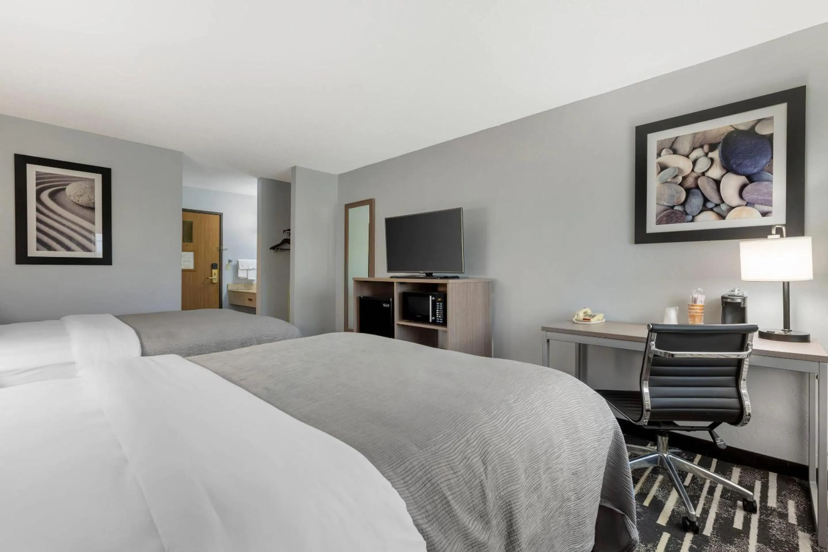 Bedroom, Bed in Quality Inn Chesterton near Indiana Dunes National Park I-94