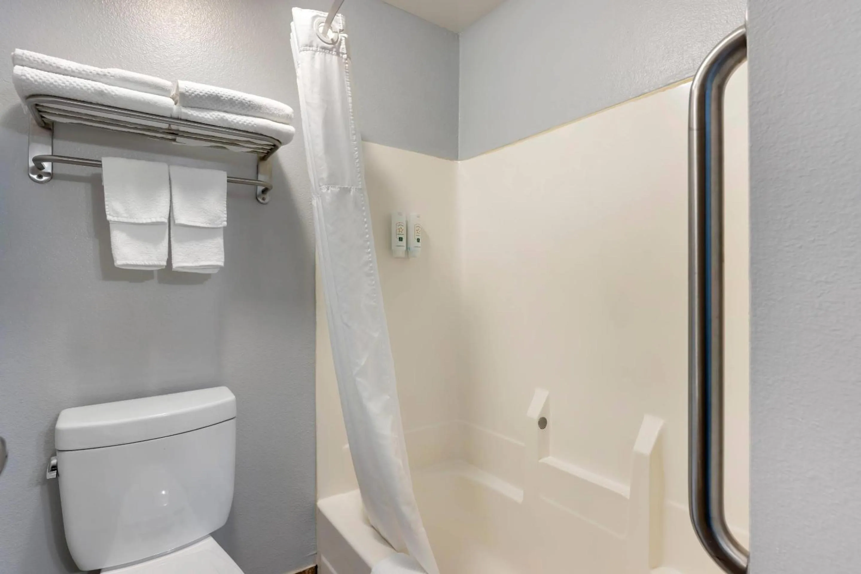 Bedroom in Quality Inn Chesterton near Indiana Dunes National Park I-94