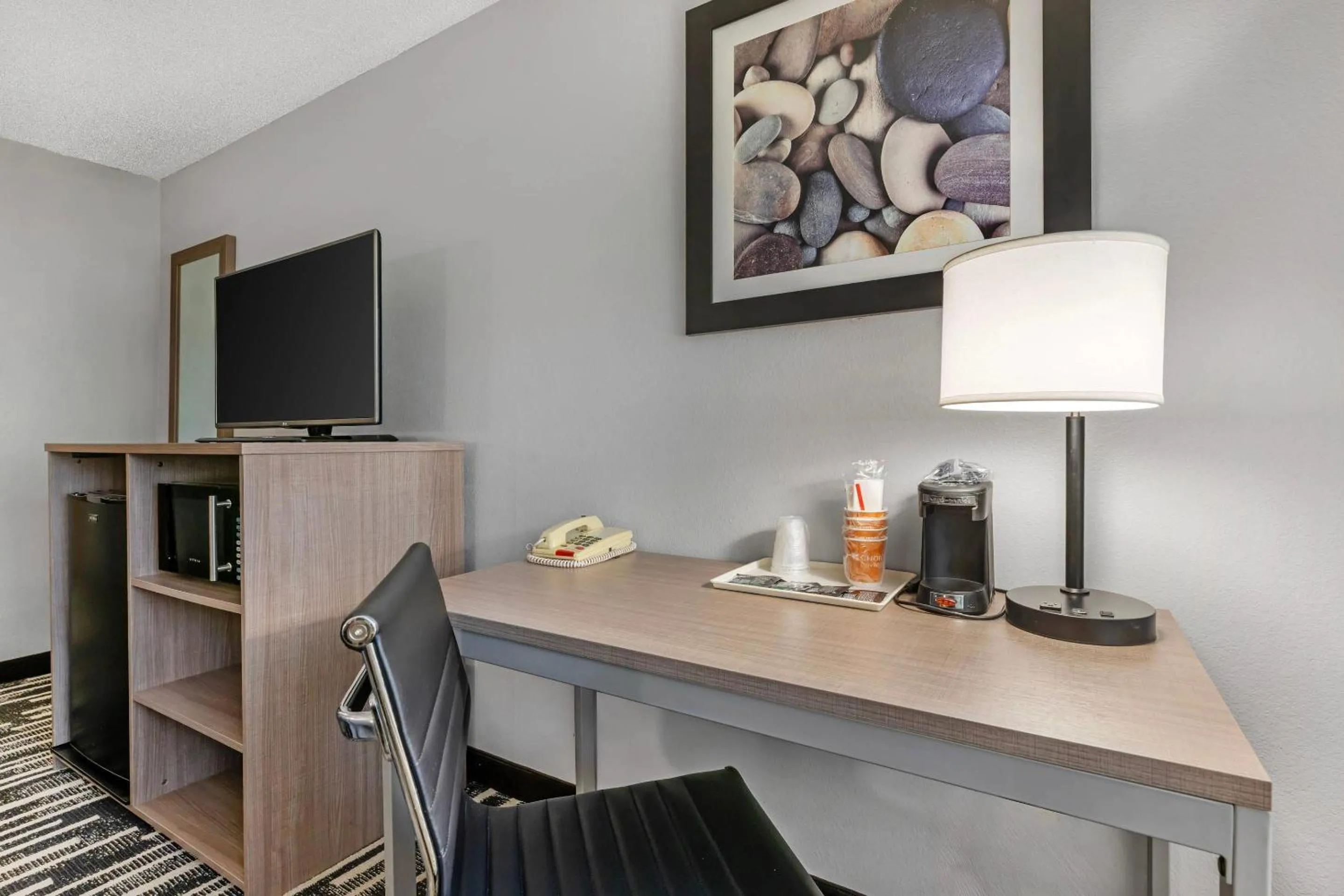 Bedroom in Quality Inn Chesterton near Indiana Dunes National Park I-94