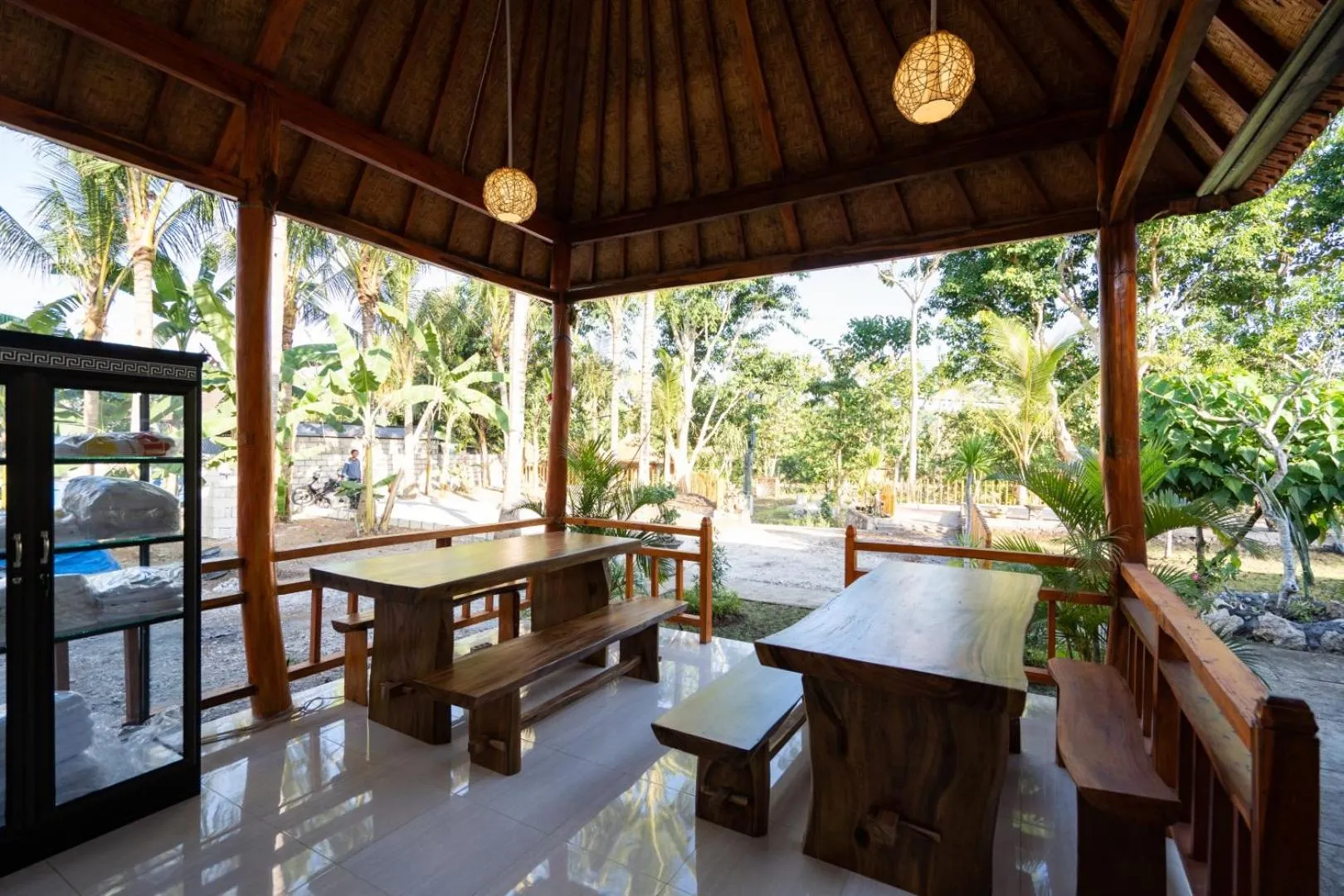 Restaurant/places to eat in Surya Maha Bungallo