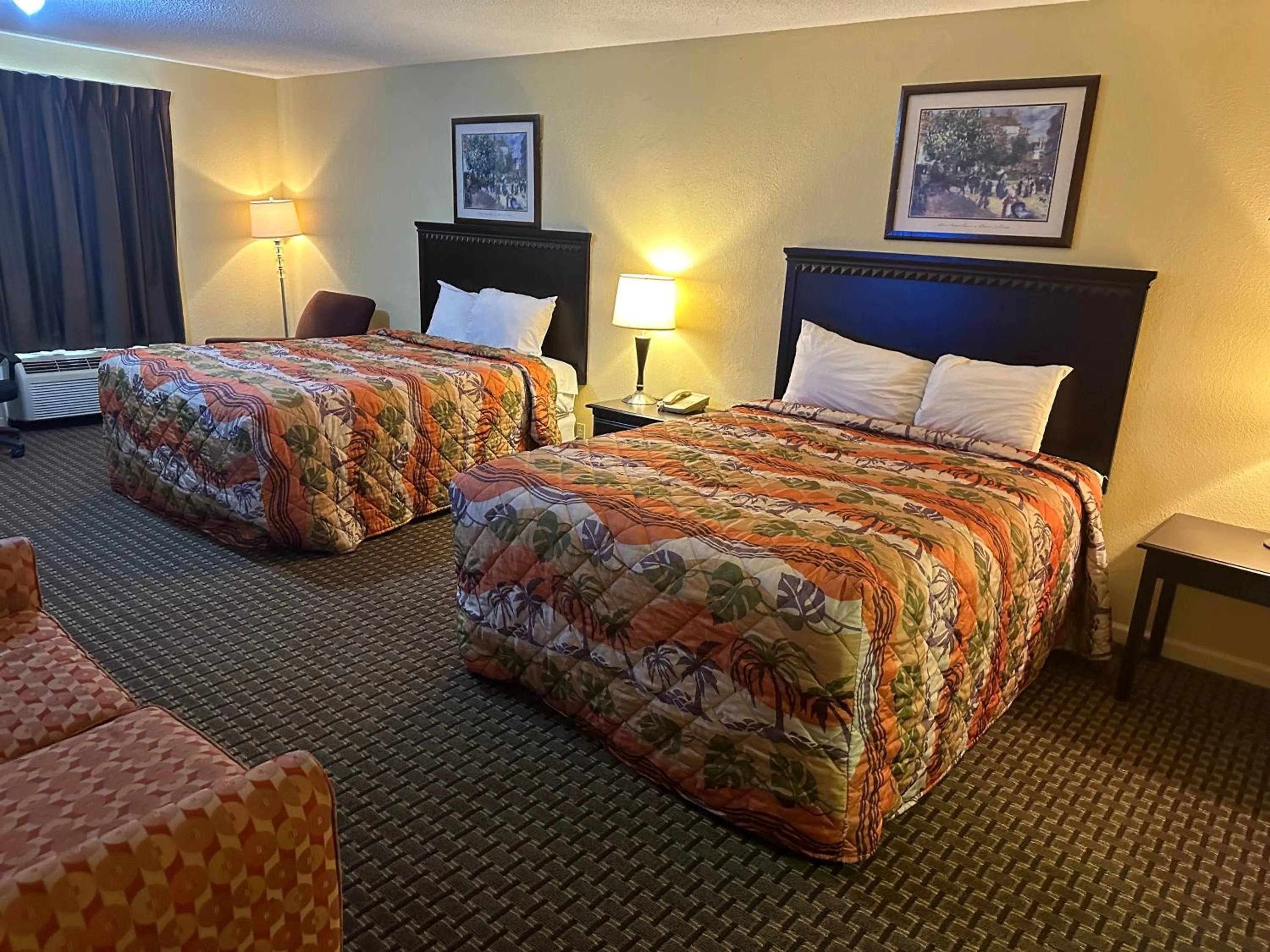 Bedroom, Bed in Royal Inn - Anniston