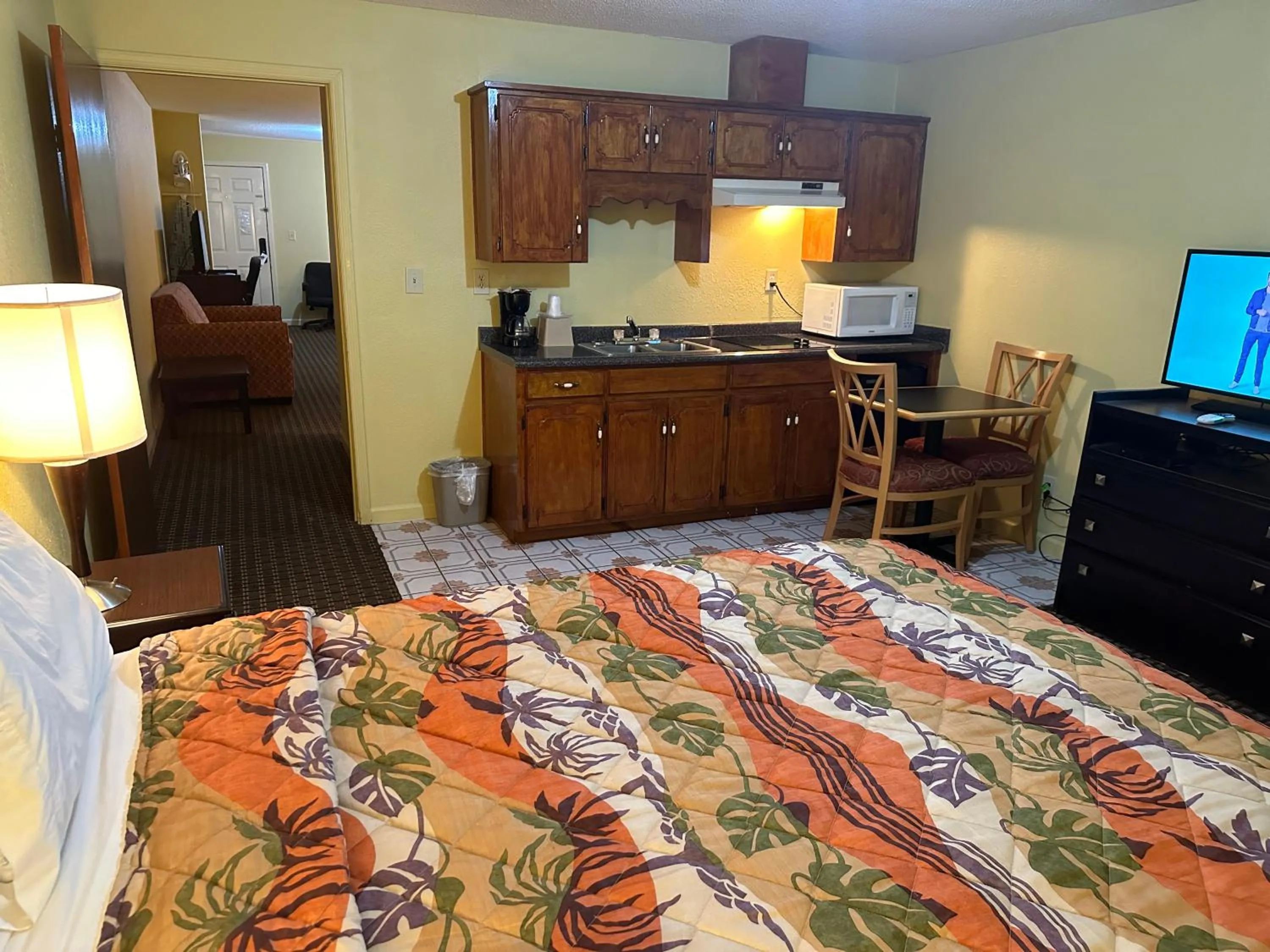 Kitchen or kitchenette, Bed in Royal Inn - Anniston