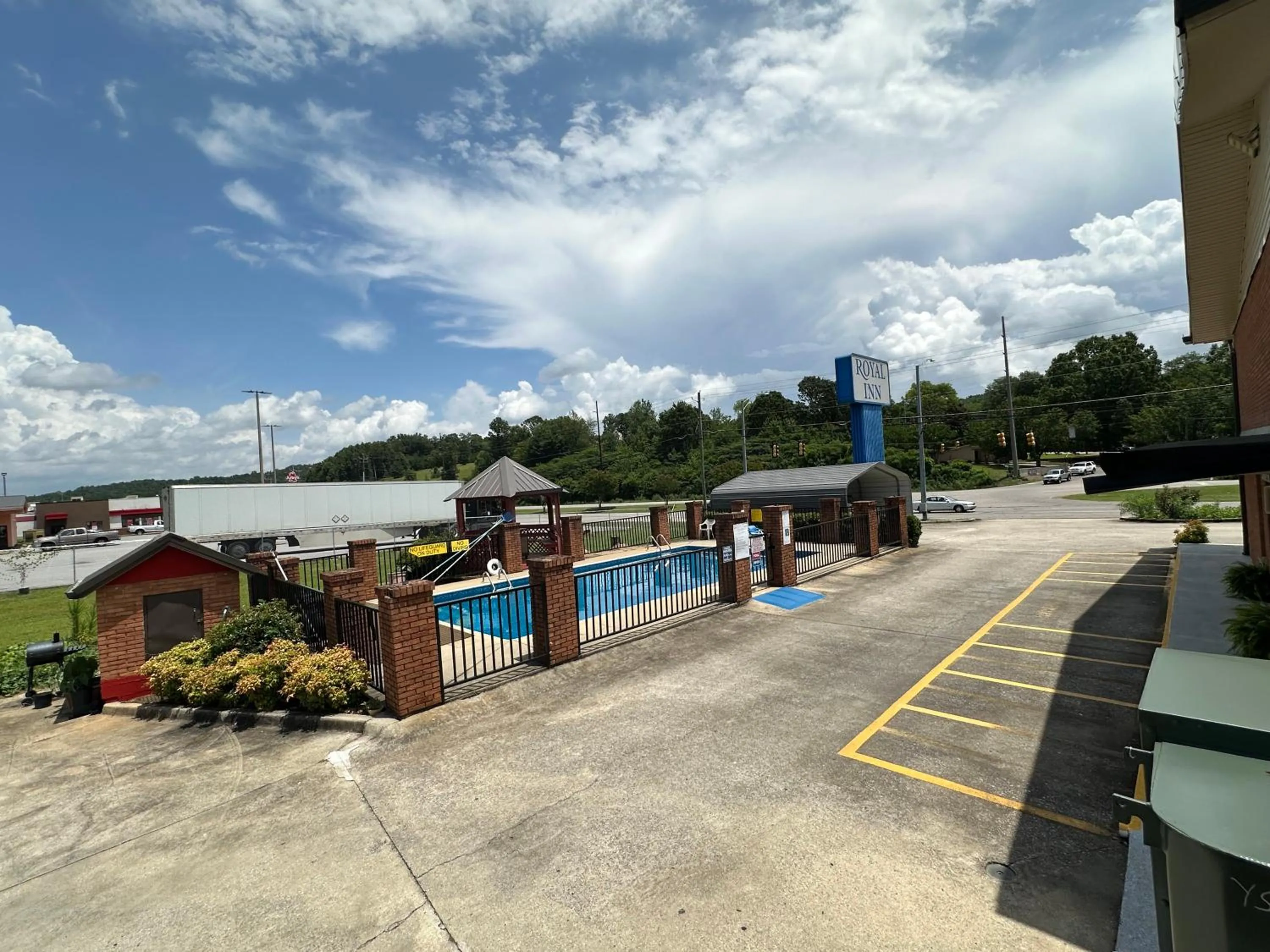 Property building in Royal Inn - Anniston