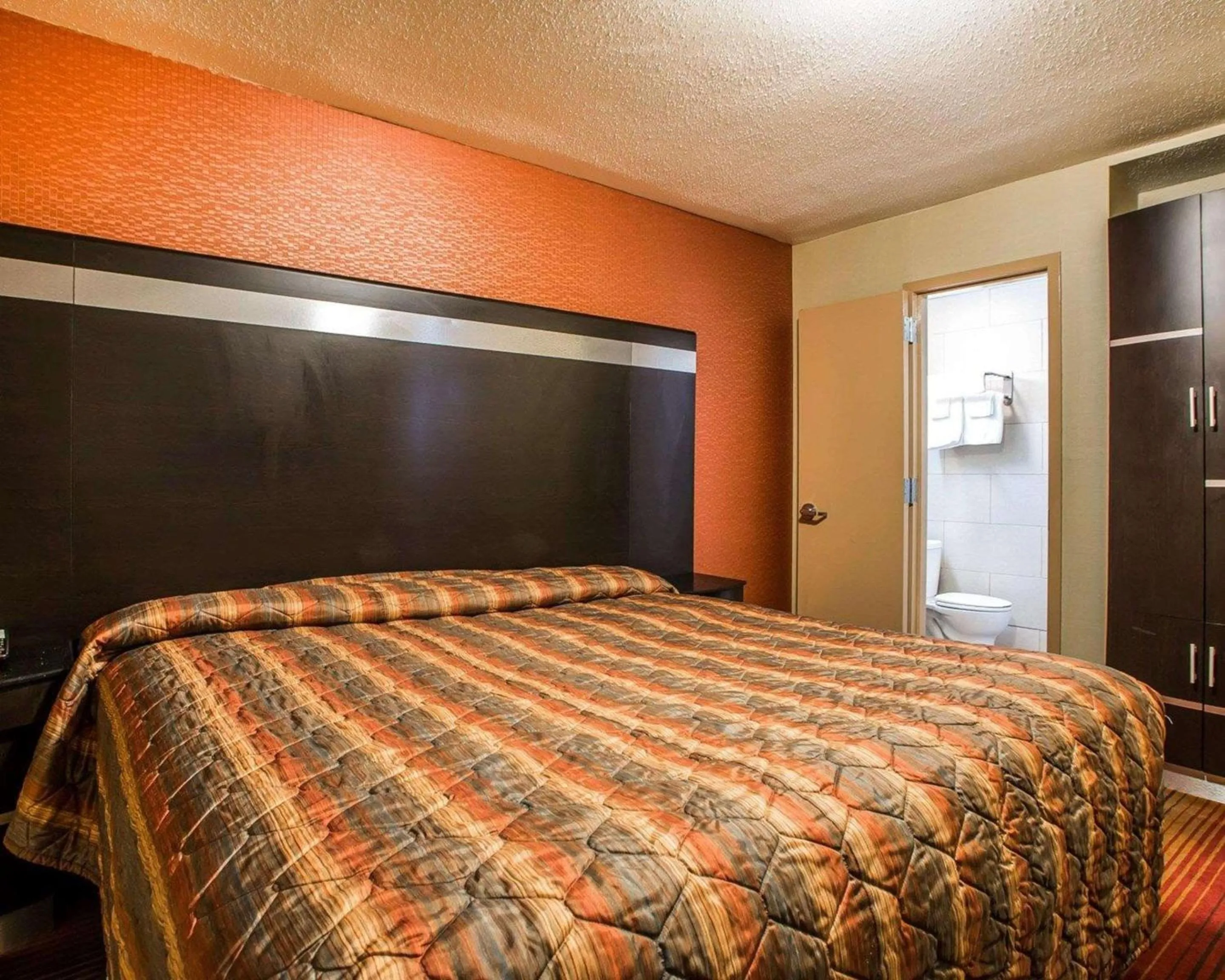 Photo of the whole room, Bed in Rodeway Inn