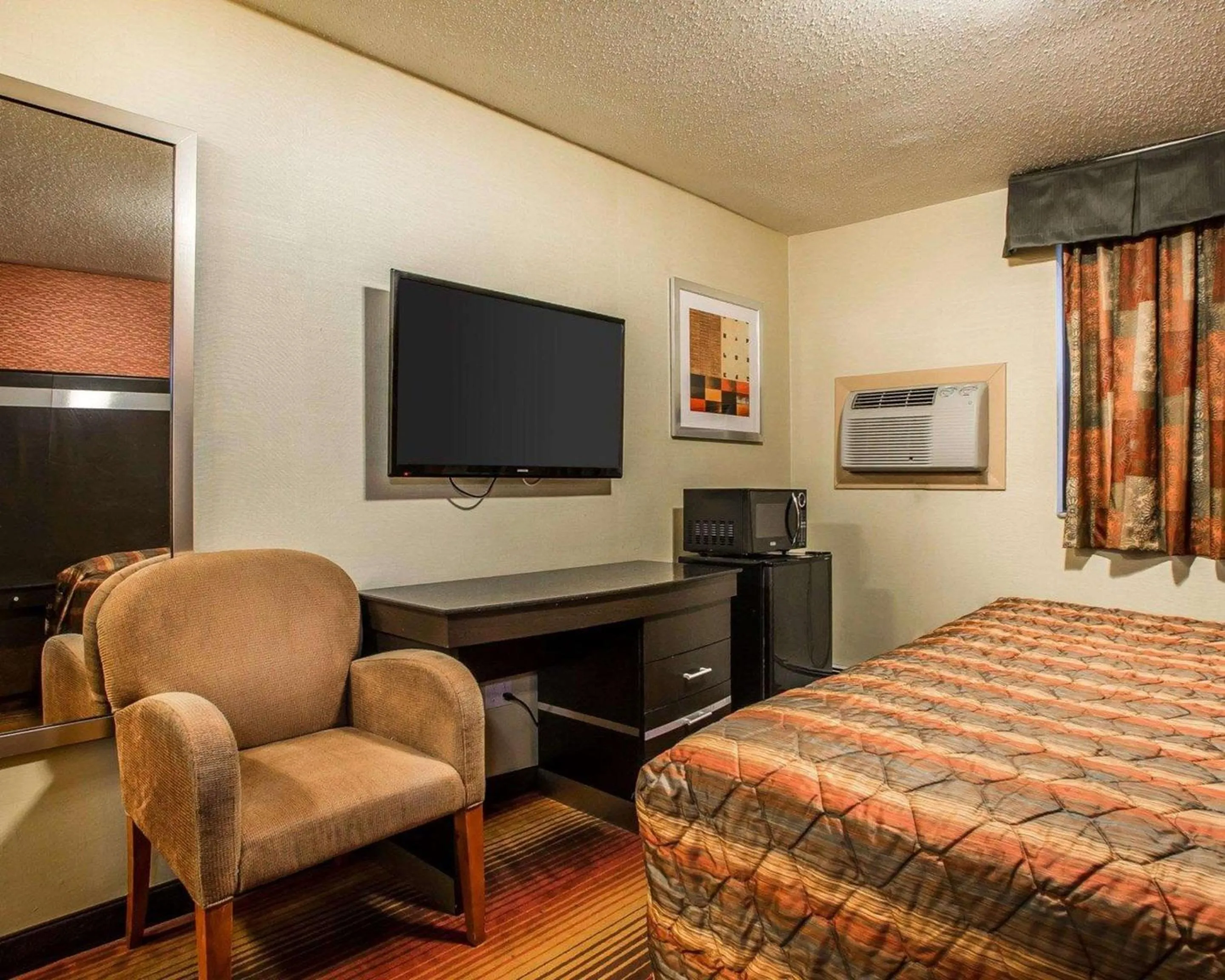 Photo of the whole room, Bed in Rodeway Inn