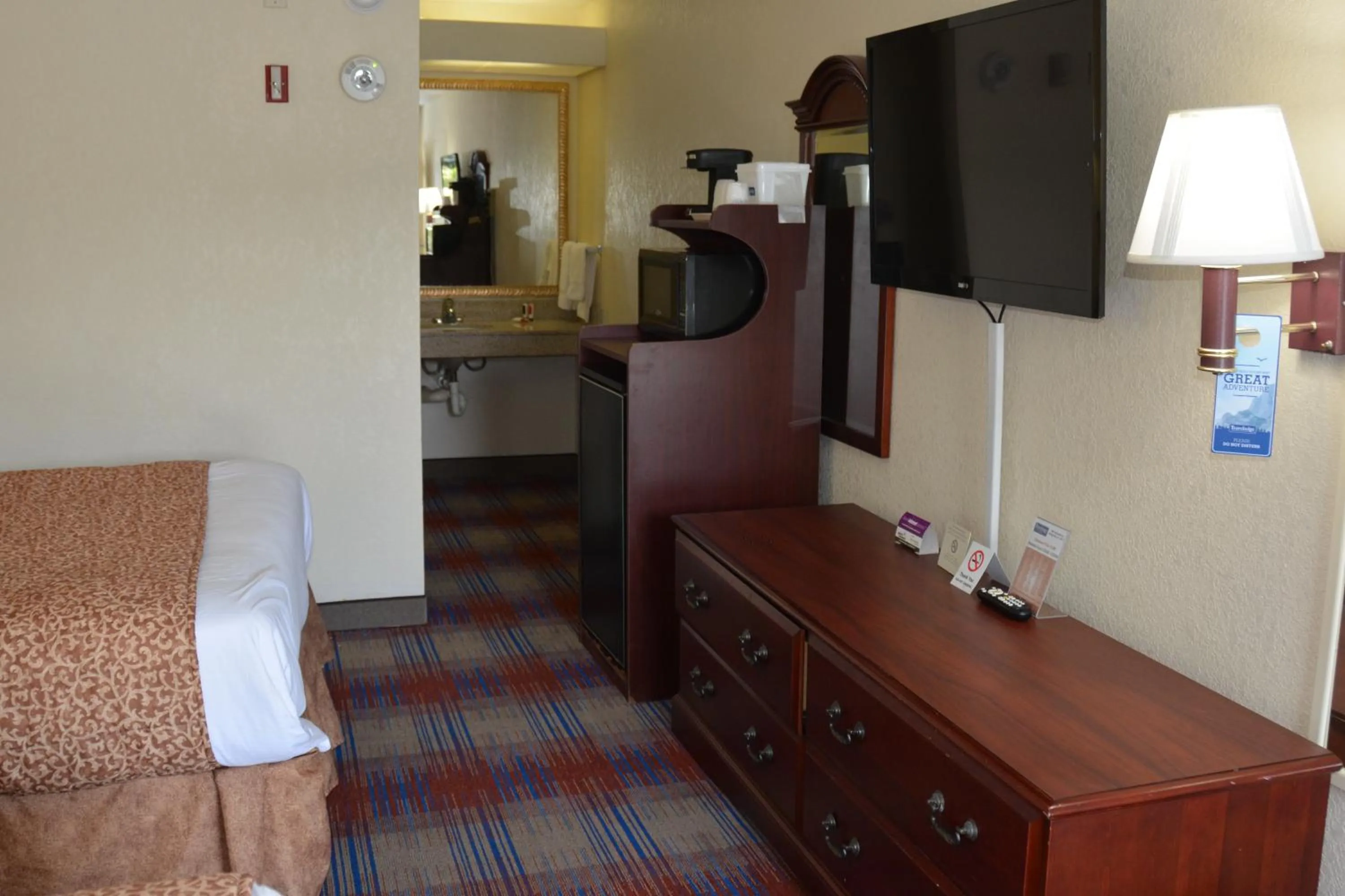 TV and multimedia in Travelodge by Wyndham Montgomery East