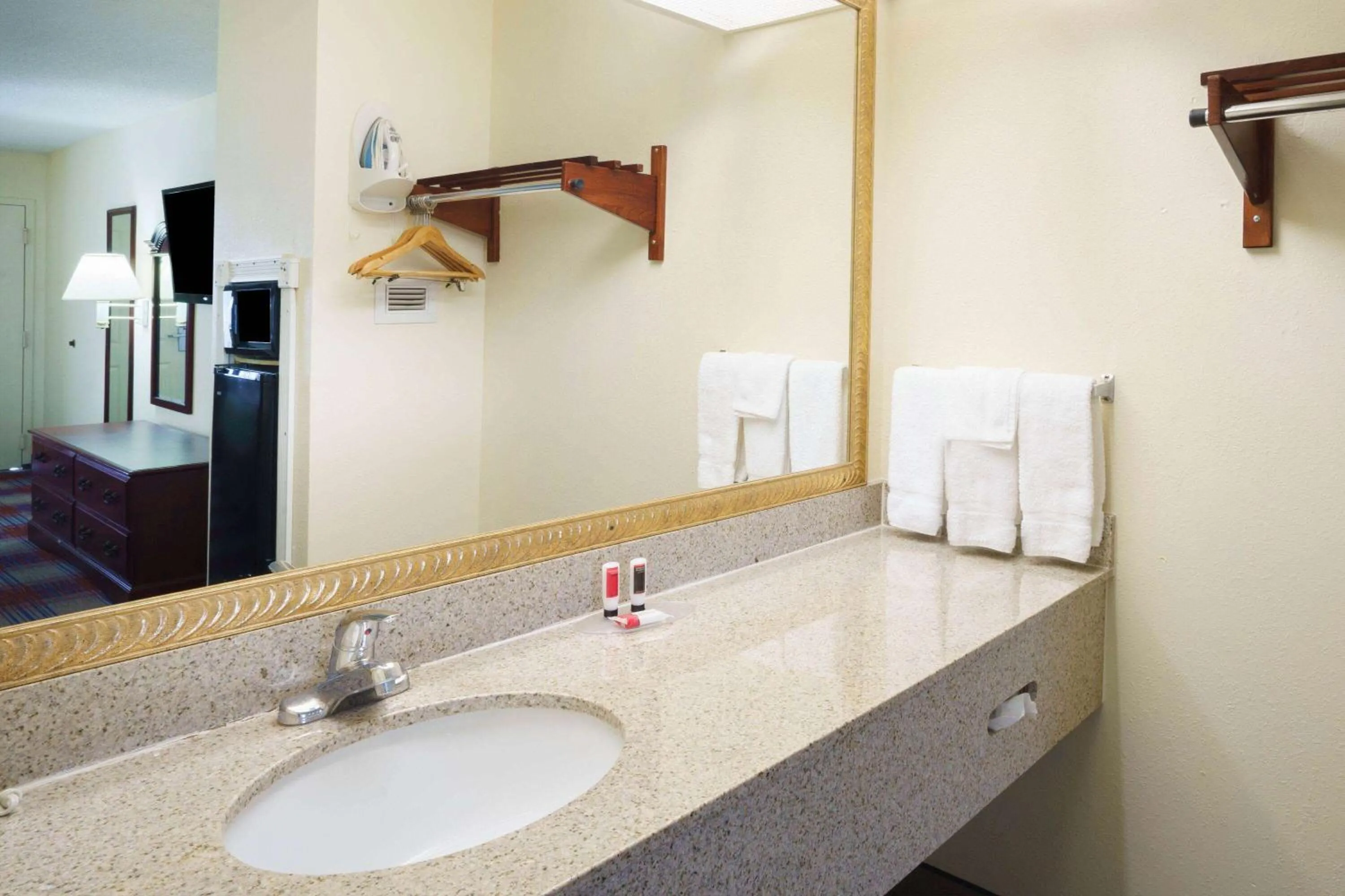 TV and multimedia in Travelodge by Wyndham Montgomery East