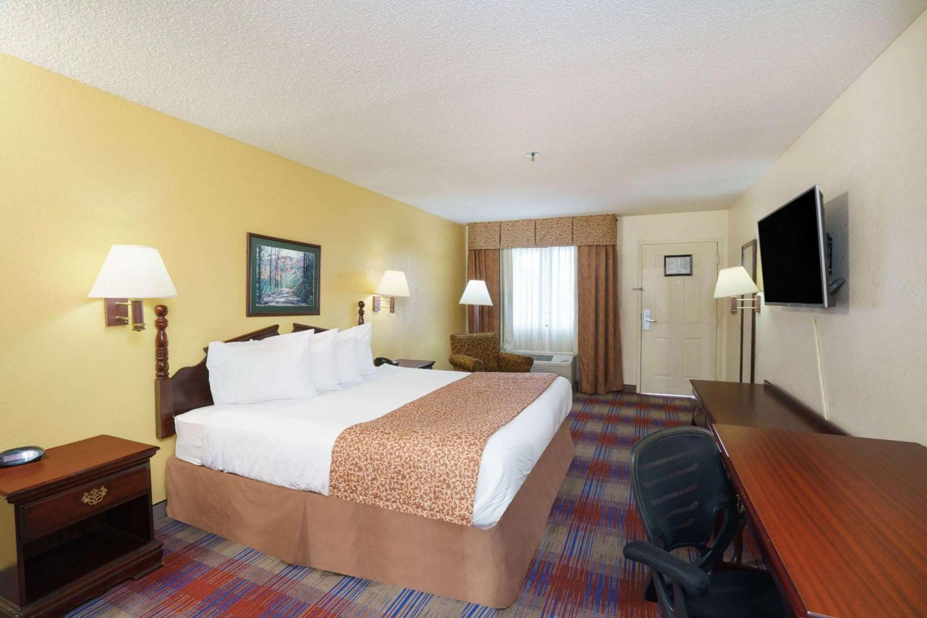Photo of the whole room, Bed in Travelodge by Wyndham Montgomery East