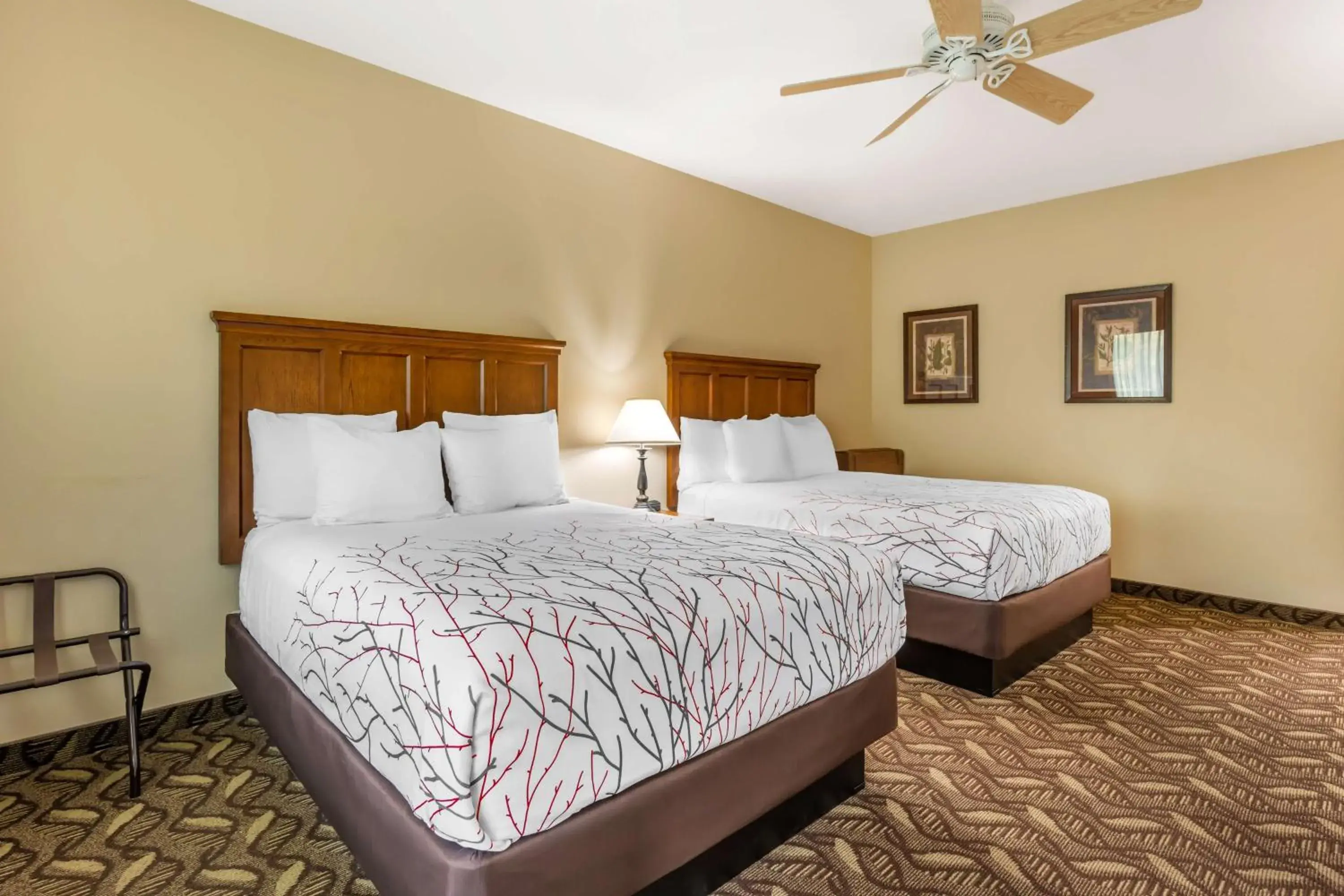 Queen Room with Two Queen Beds in Best Western Lodge at River's Edge Queen Room with Two Queen Beds in Best Western Lodge at River's Edge