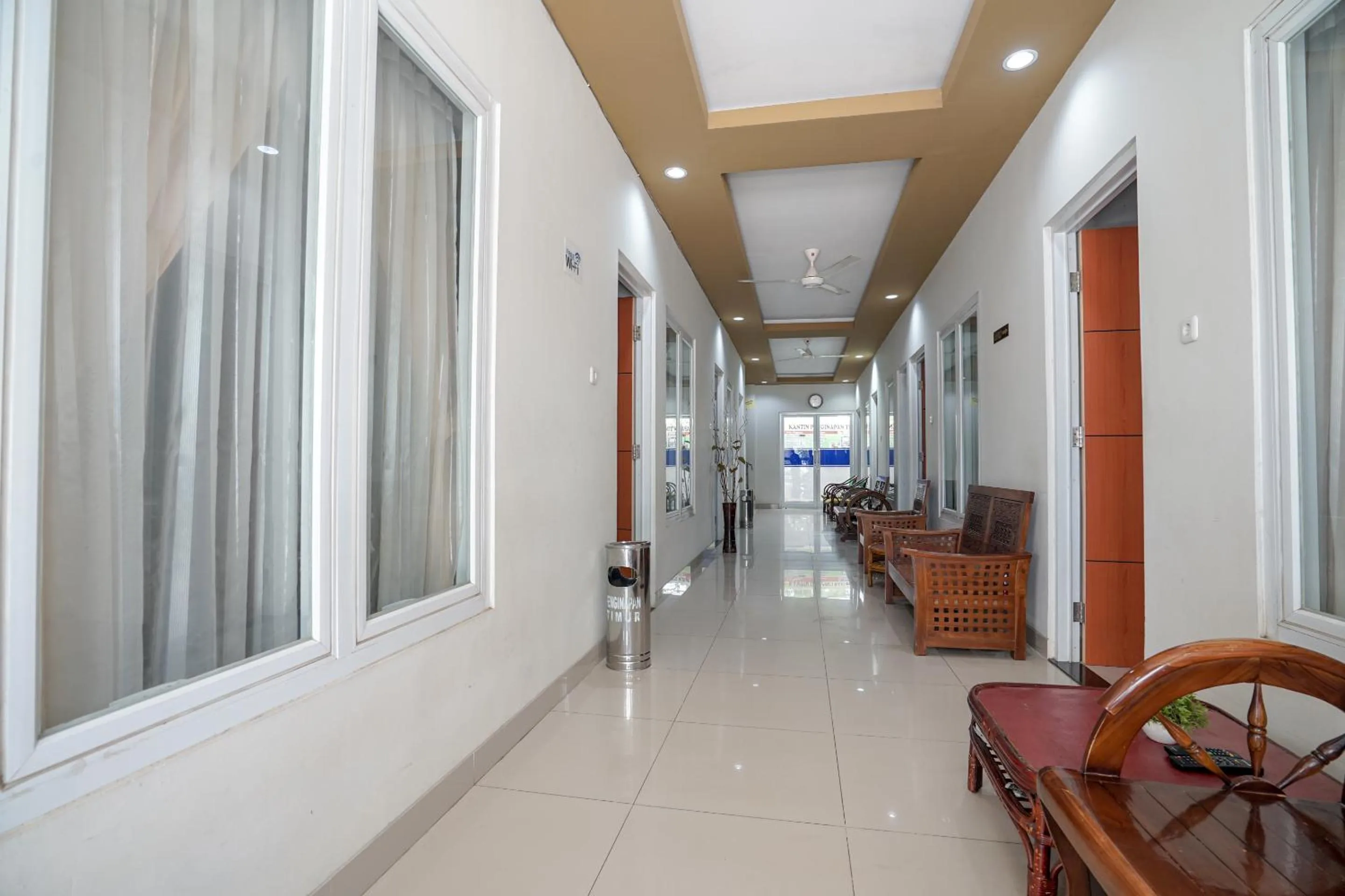 Lobby or reception in RedDoorz Plus near Palembang Airport 3