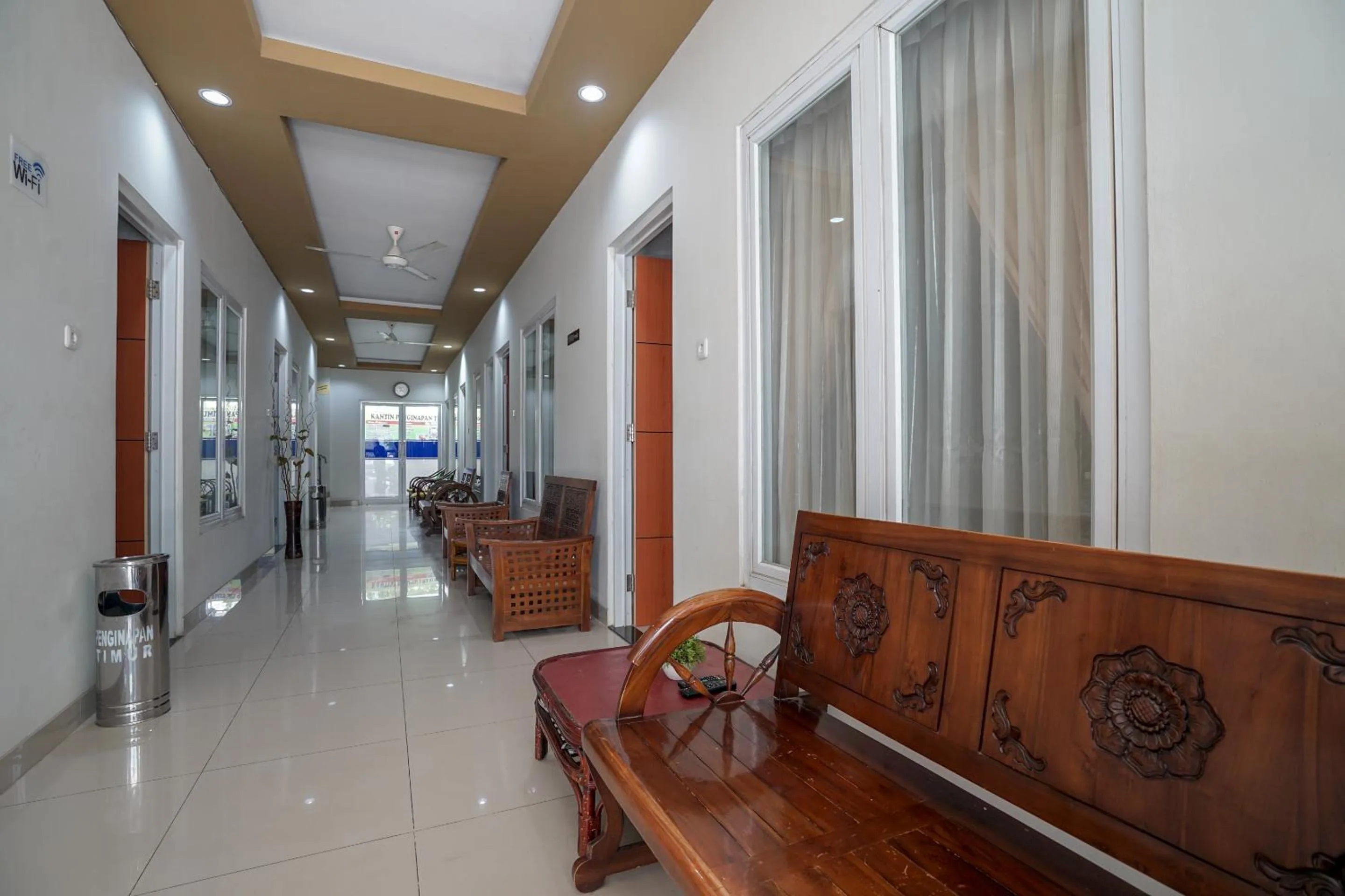 Lobby or reception in RedDoorz Plus near Palembang Airport 3